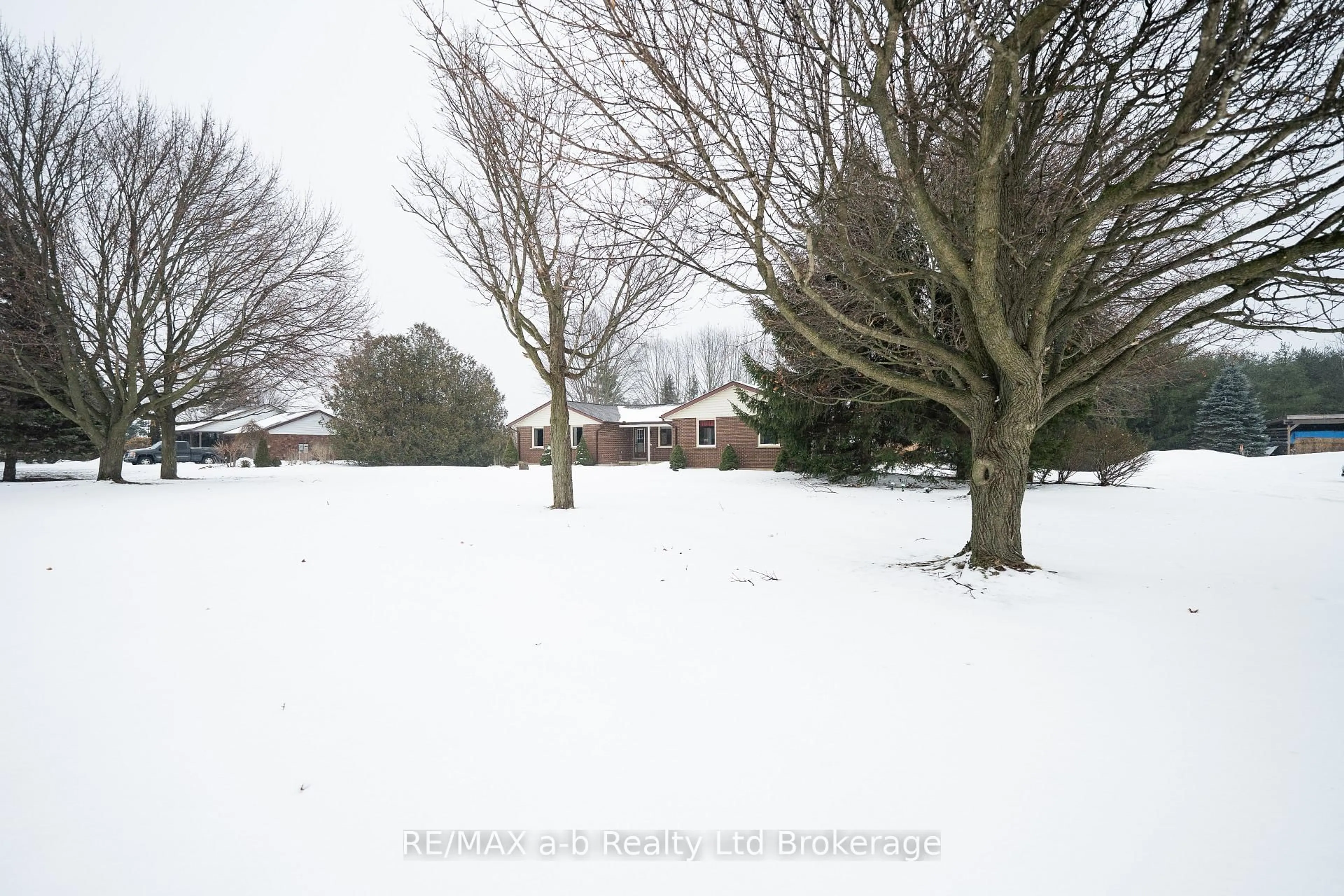 Blurry image for 660 Goshen Rd, Norfolk Ontario N4G 4G7