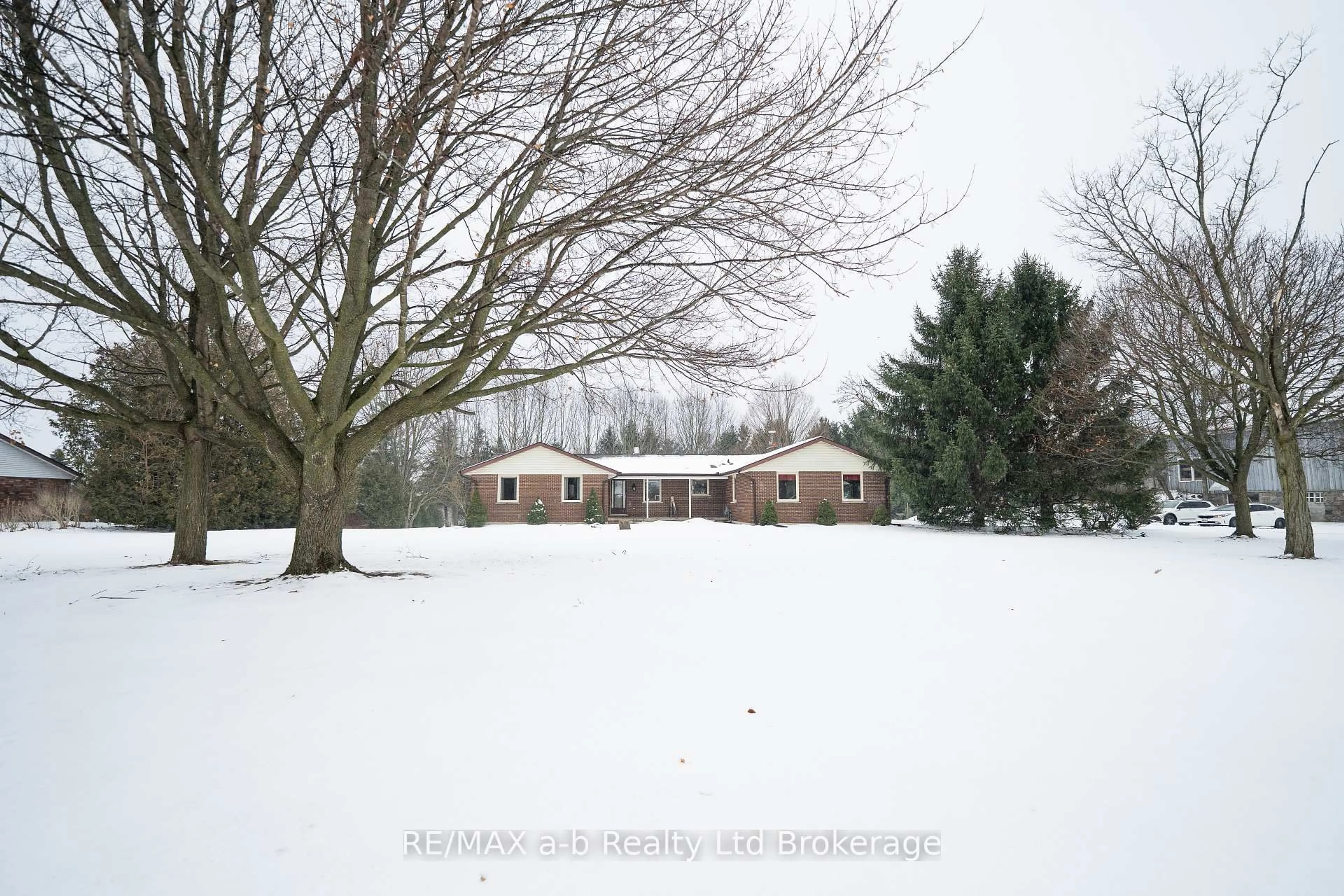 A pic from outside/outdoor area/front of a property/back of a property/a pic from drone, unknown for 660 Goshen Rd, Norfolk Ontario N4G 4G7