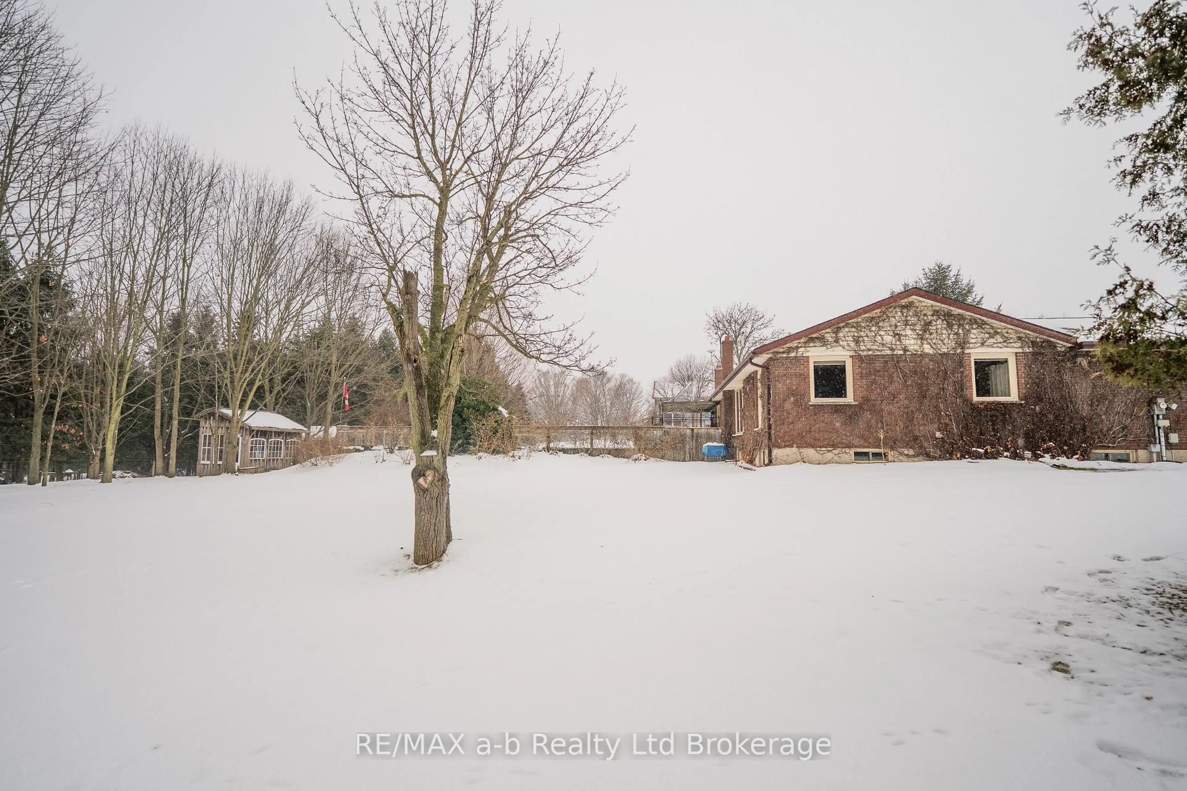A pic from outside/outdoor area/front of a property/back of a property/a pic from drone, building for 660 Goshen Rd, Norfolk Ontario N4G 4G7