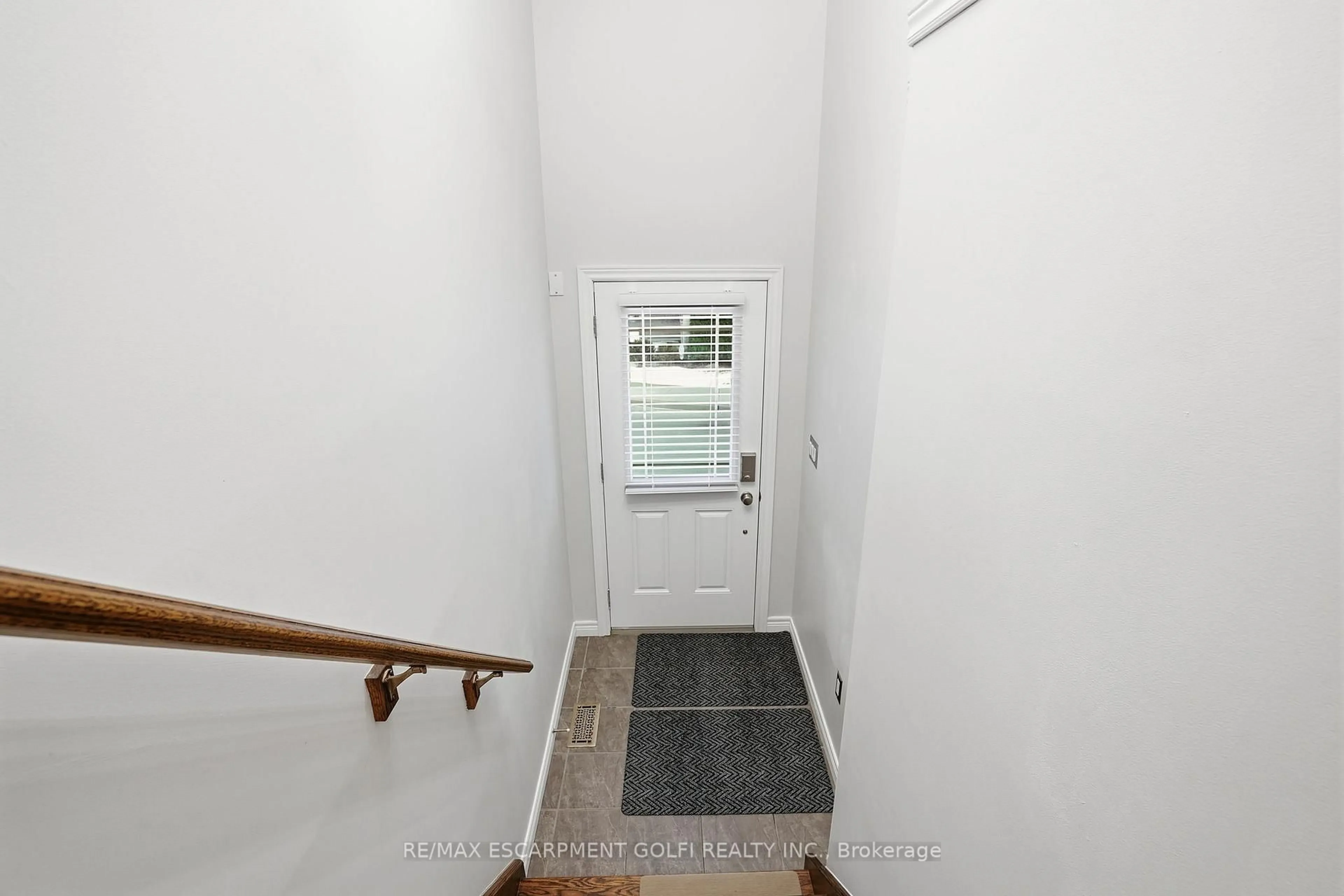 Indoor entryway for 201 Westbank Tr #13, Hamilton Ontario L8J 0H5