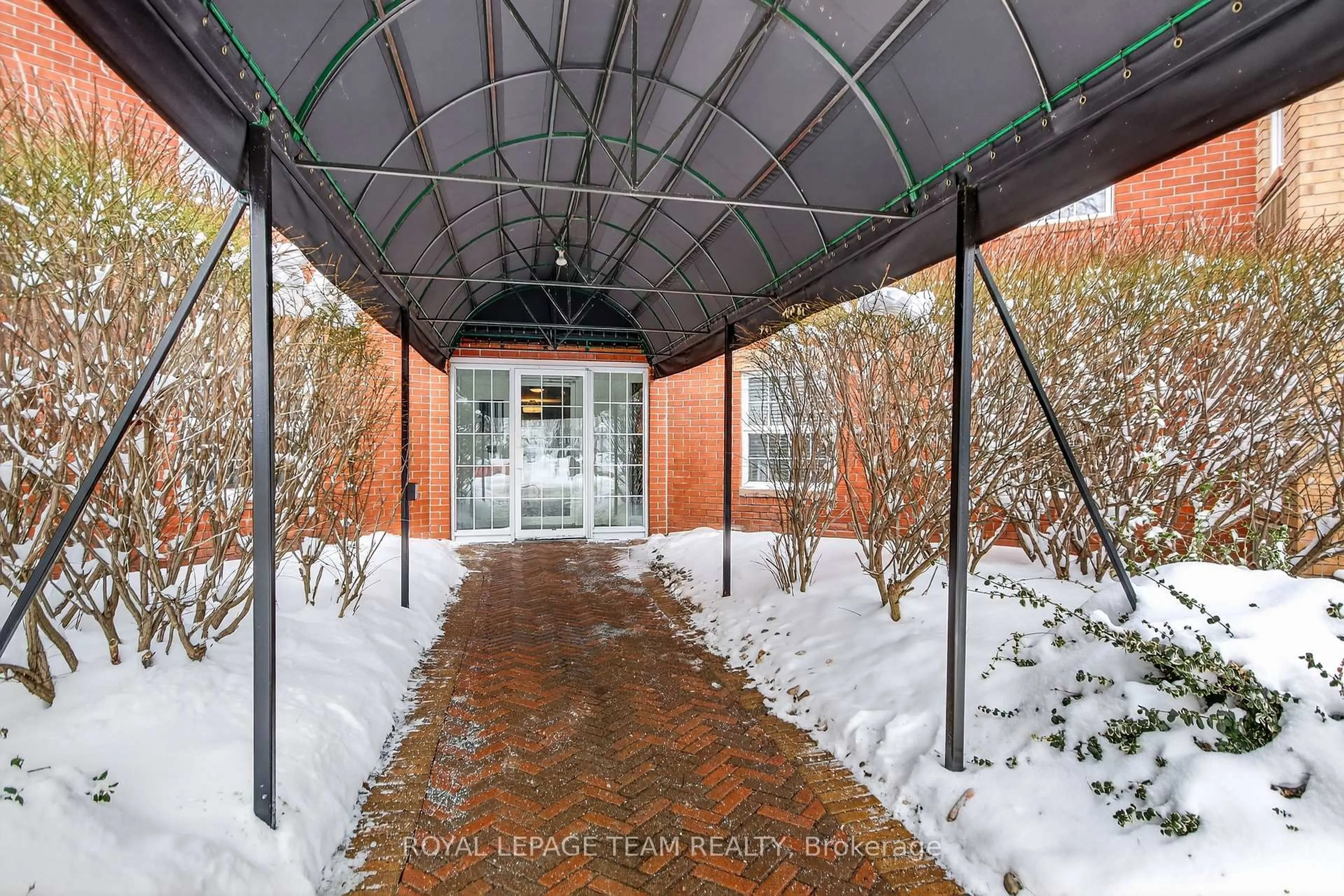 Indoor foyer for 40 Pearl St #201, Smiths Falls Ontario K7A 5B5