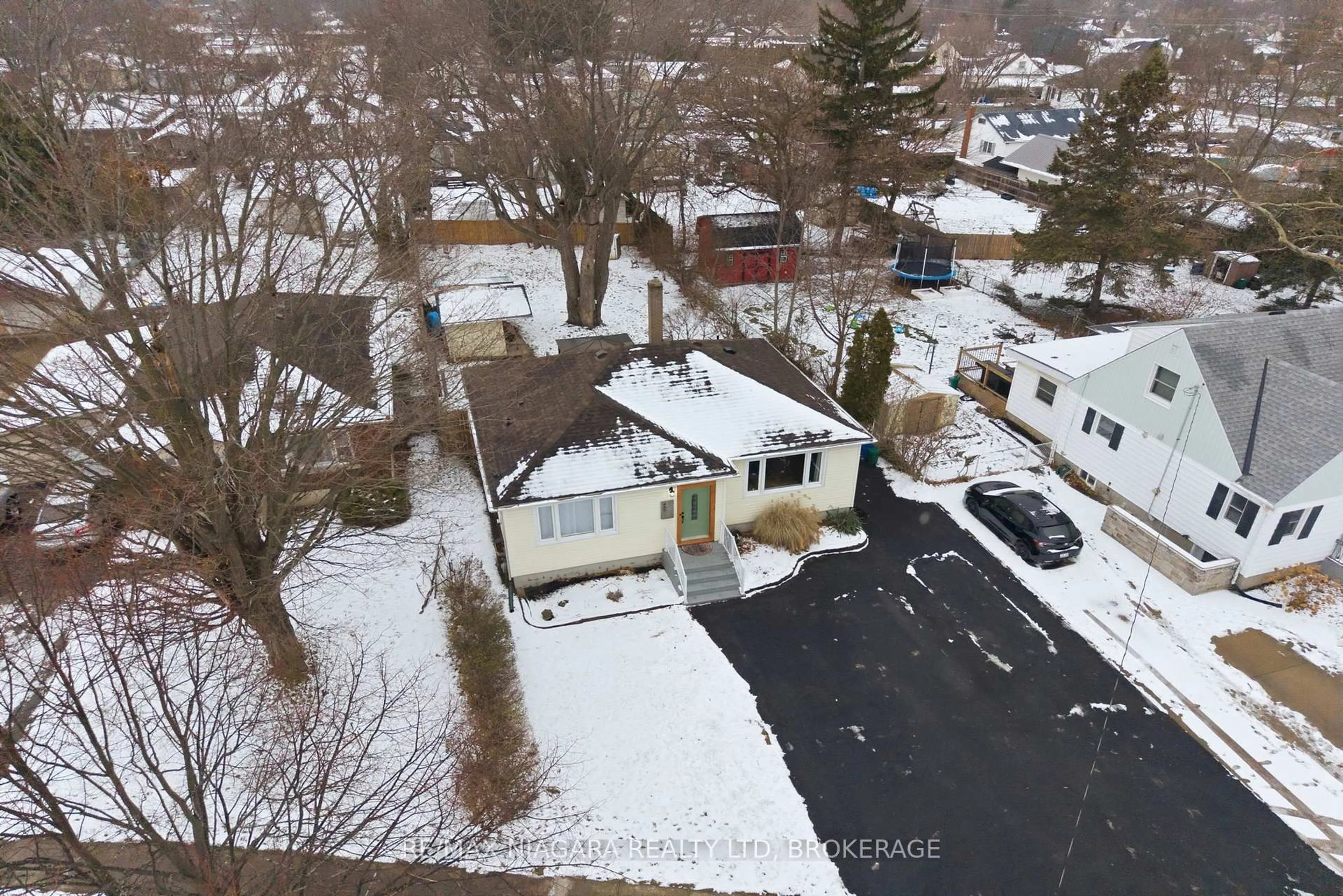 A pic from outside/outdoor area/front of a property/back of a property/a pic from drone, street for 489 Vine St, St. Catharines Ontario L2M 3T2