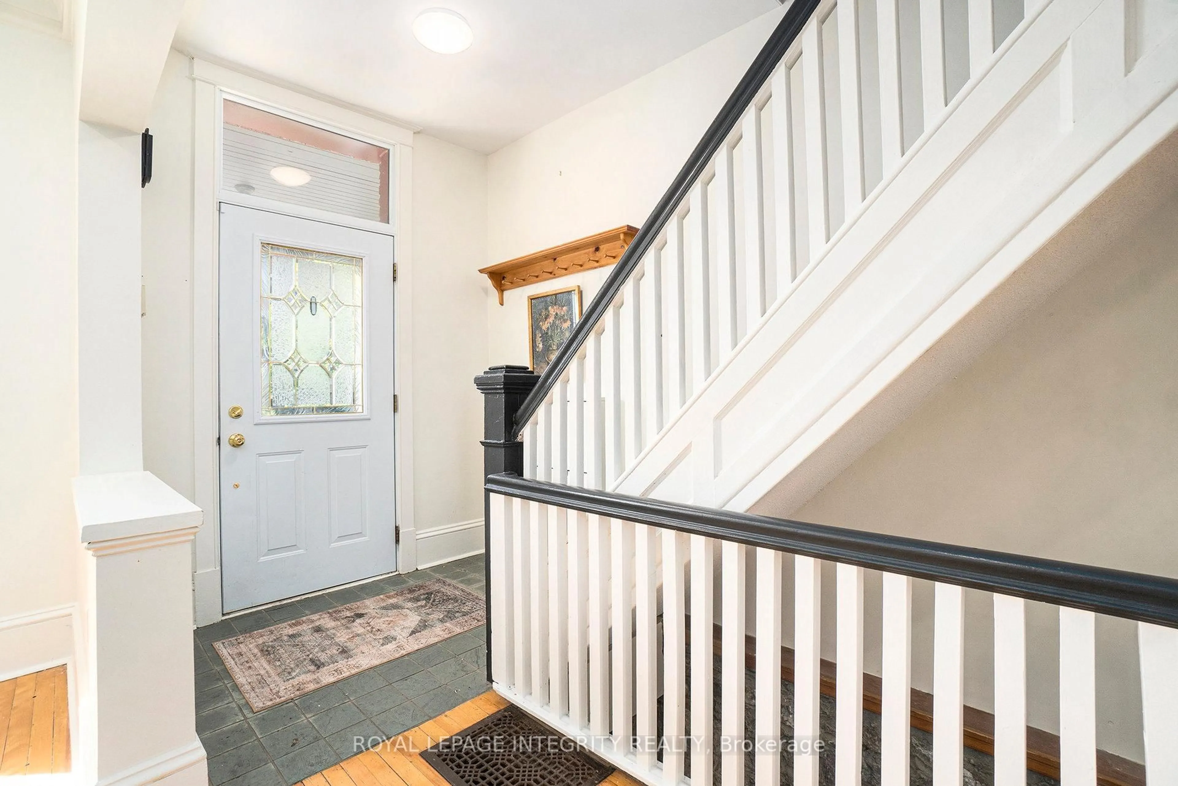 Indoor entryway for 115 Springhurst Ave, Ottawa Ontario K1S 0E3