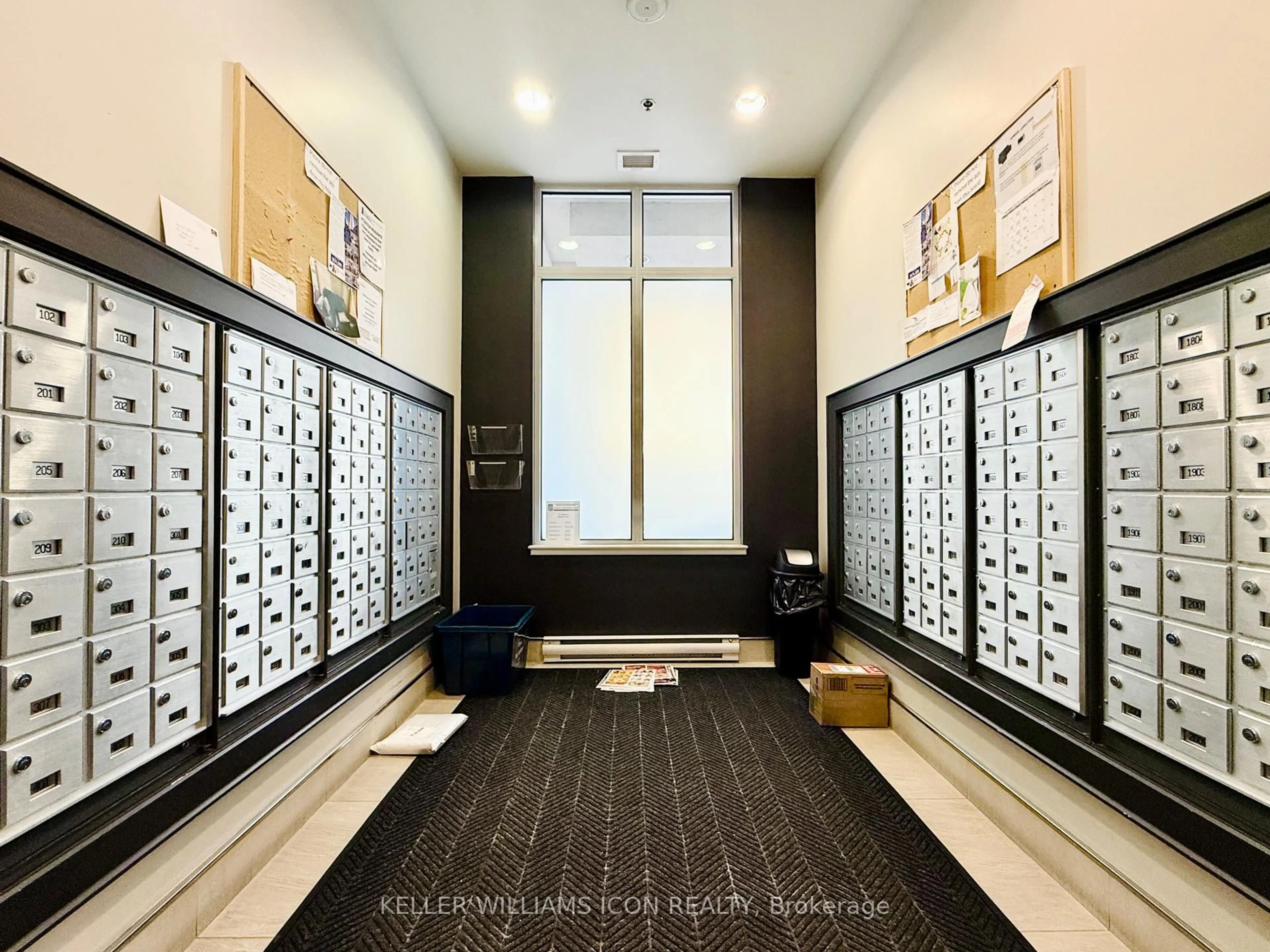 Indoor foyer for 90 Landry St #801, Ottawa Ontario K1L 0A9