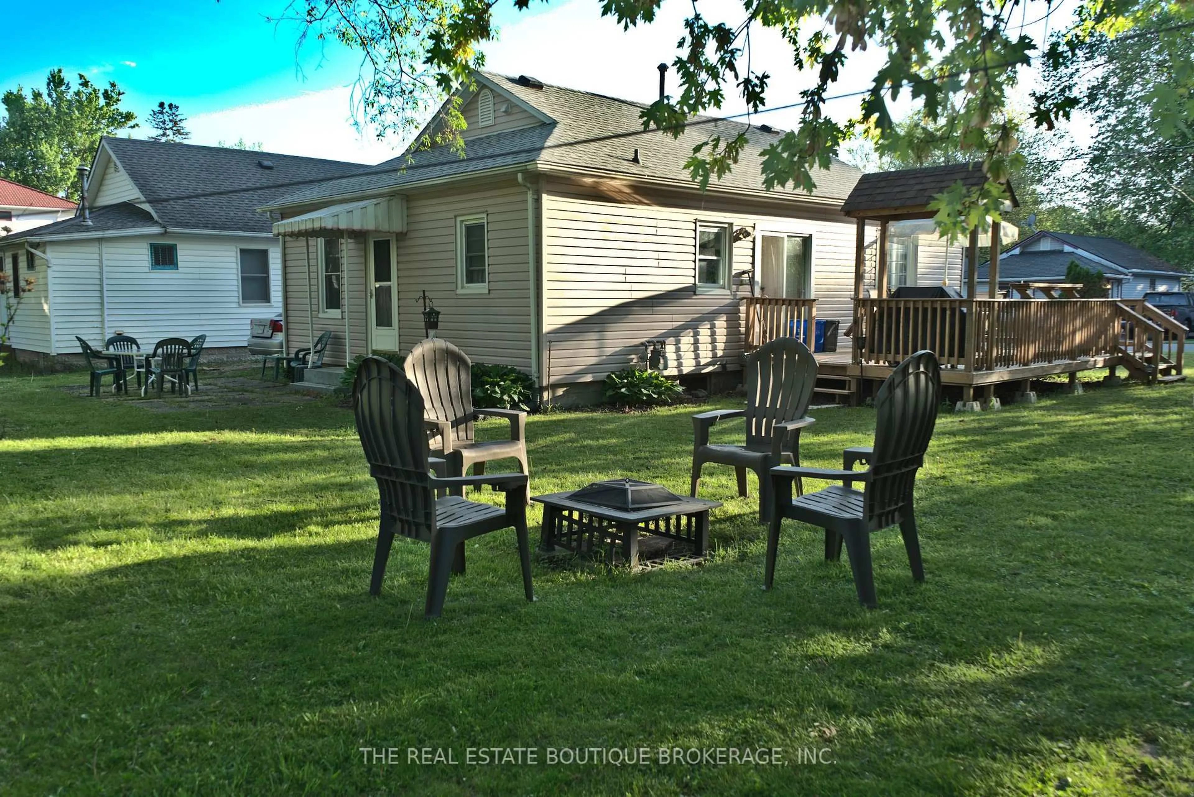 Patio, street for 322 Oxford Ave, Fort Erie Ontario L0S 1B0