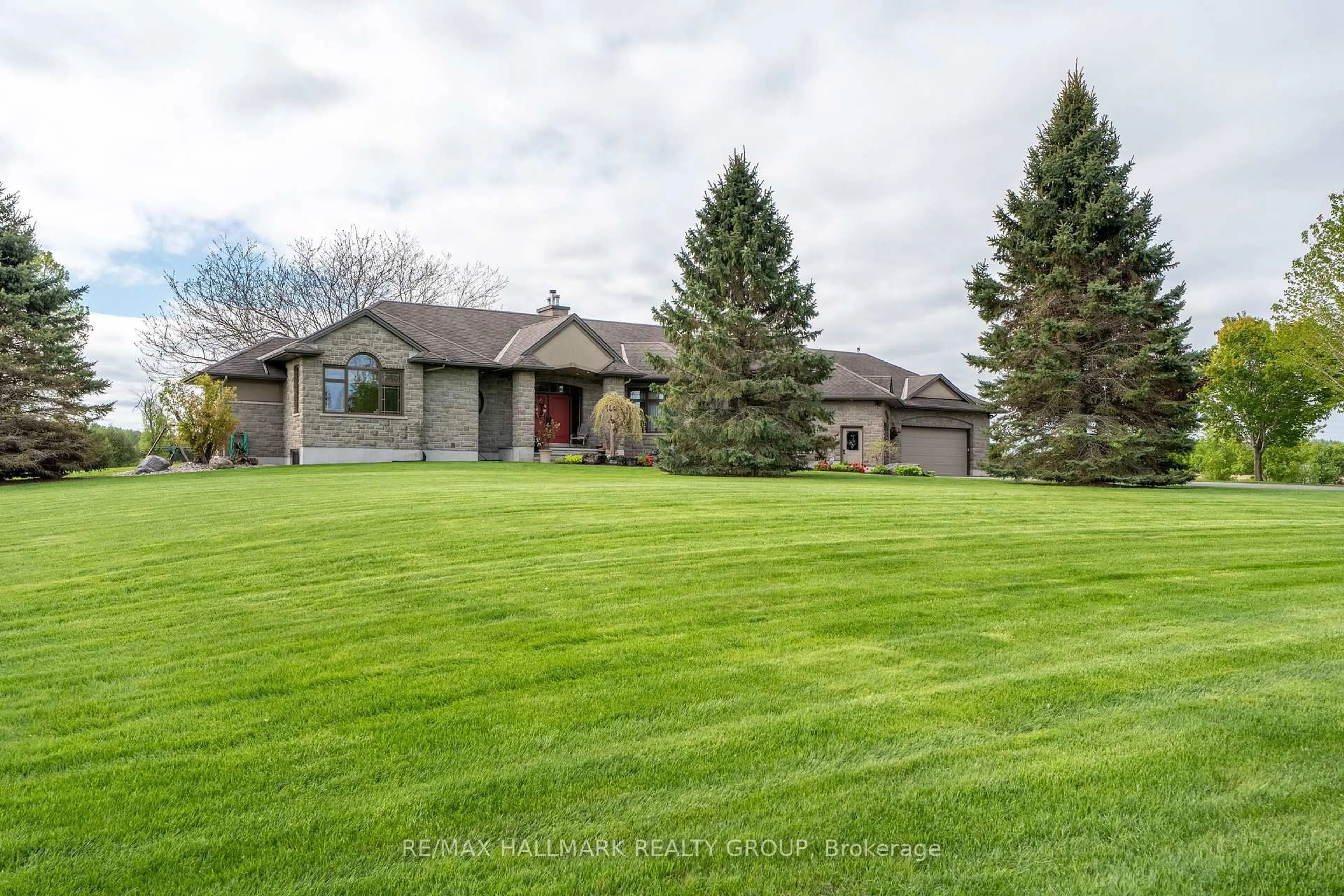 A pic from outside/outdoor area/front of a property/back of a property/a pic from drone, unknown for 6980 Mansfield Rd, Ottawa Ontario K2S 1B8