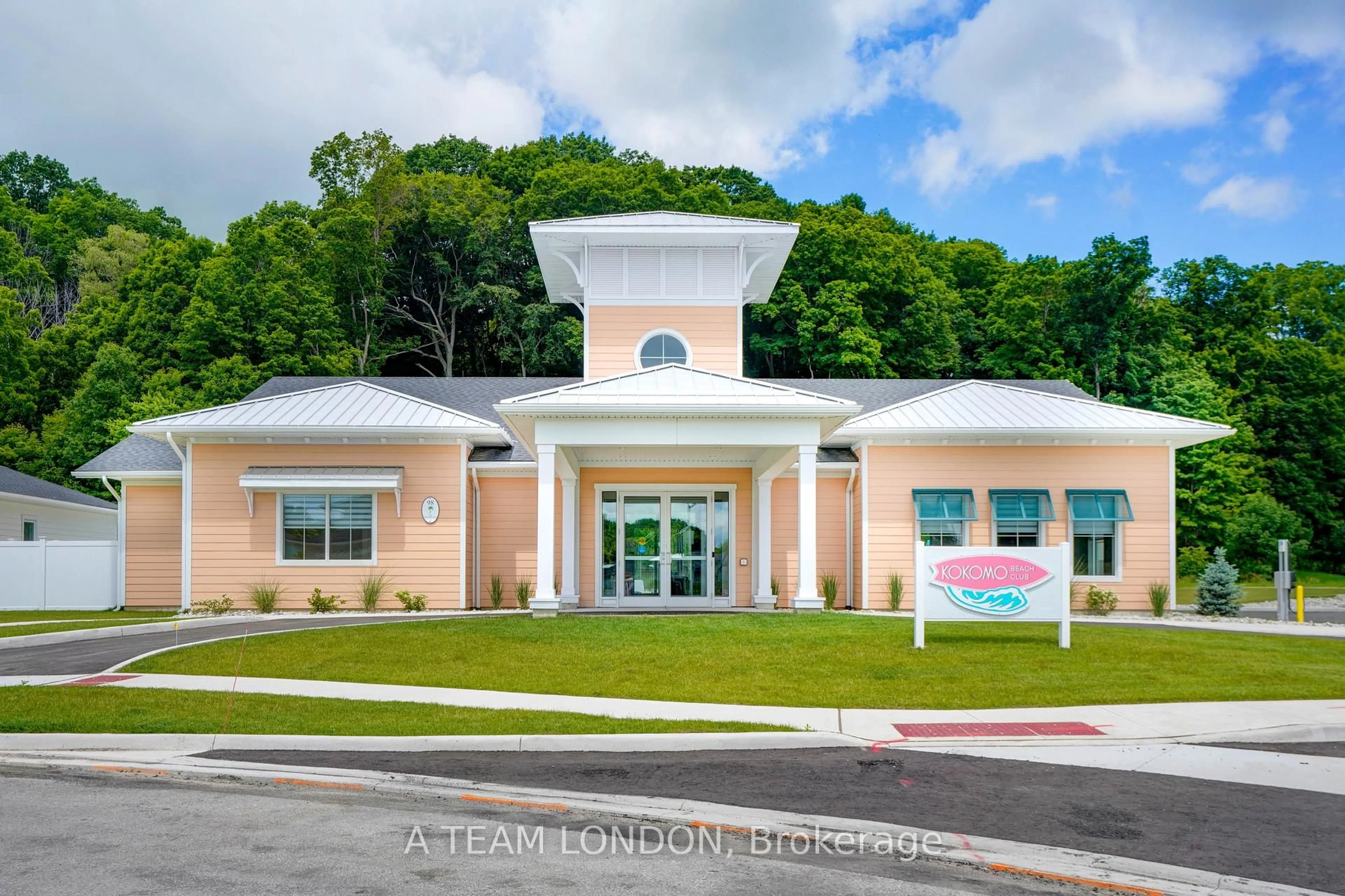 Indoor foyer for 18 Harbour Way, Central Elgin Ontario N5L 1C5
