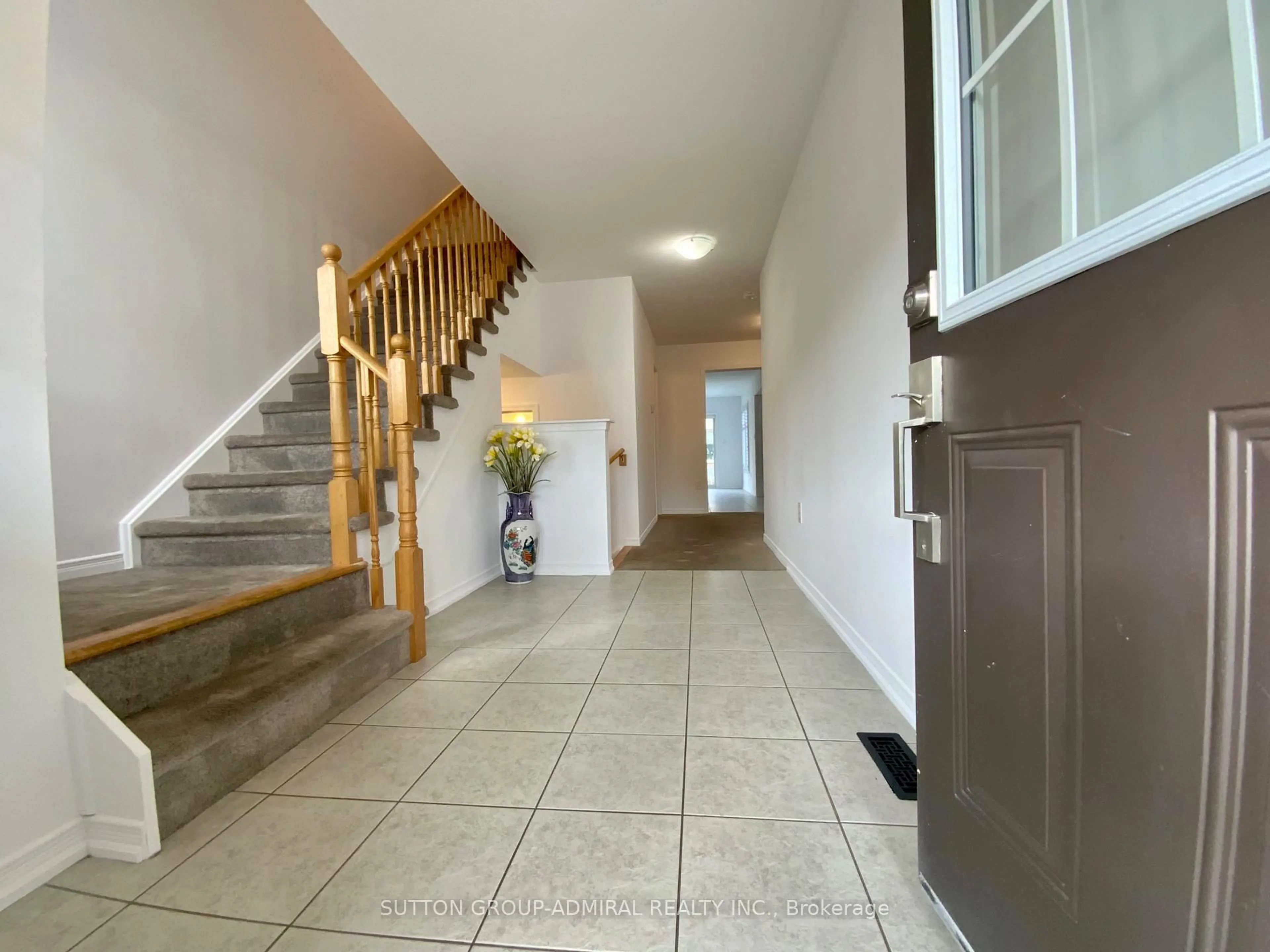 Indoor foyer for 10 Beatty Ave, Thorold Ontario L3B 0E9