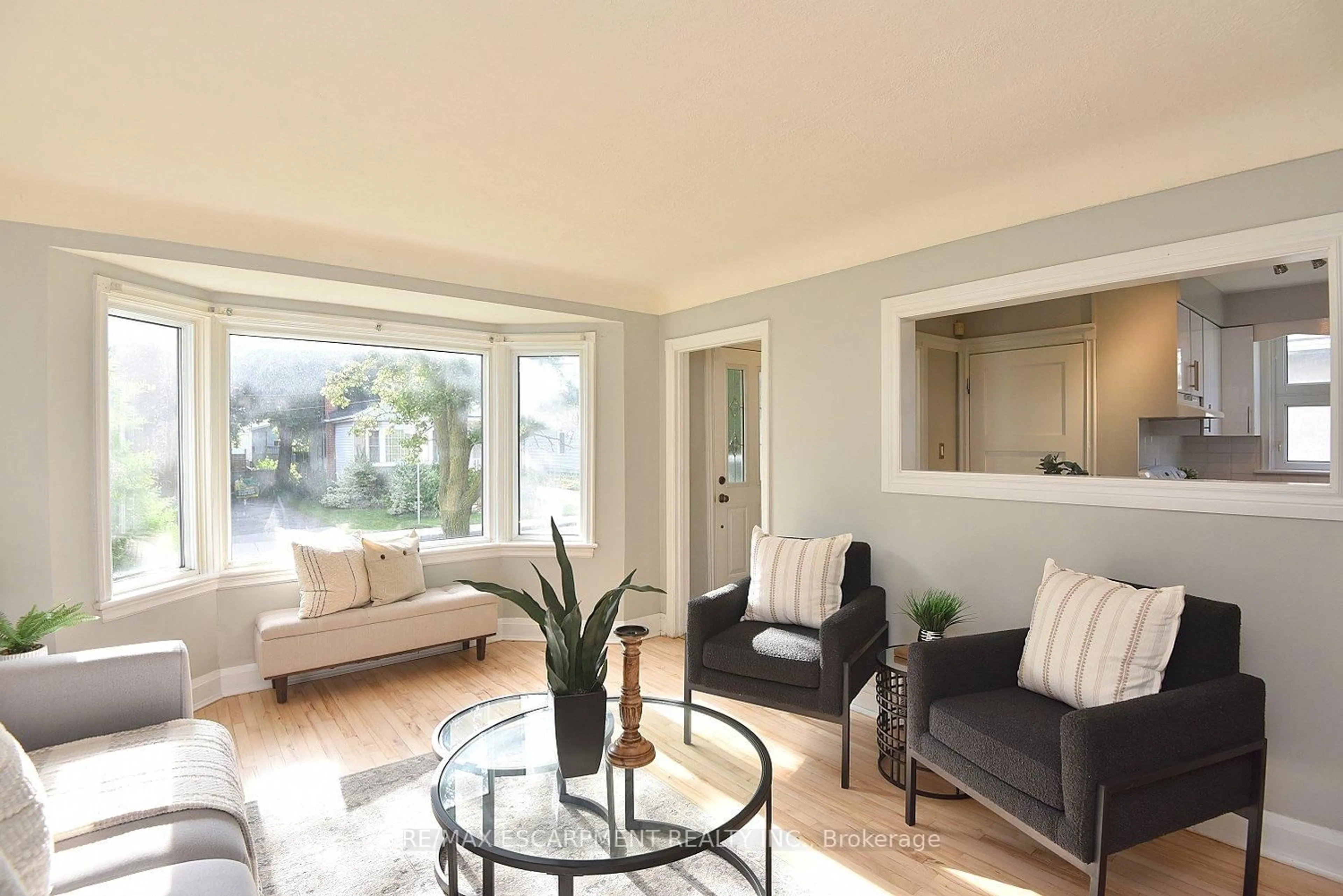 Living room with furniture, wood/laminate floor for 82 East 38th St, Hamilton Ontario L8V 4E5