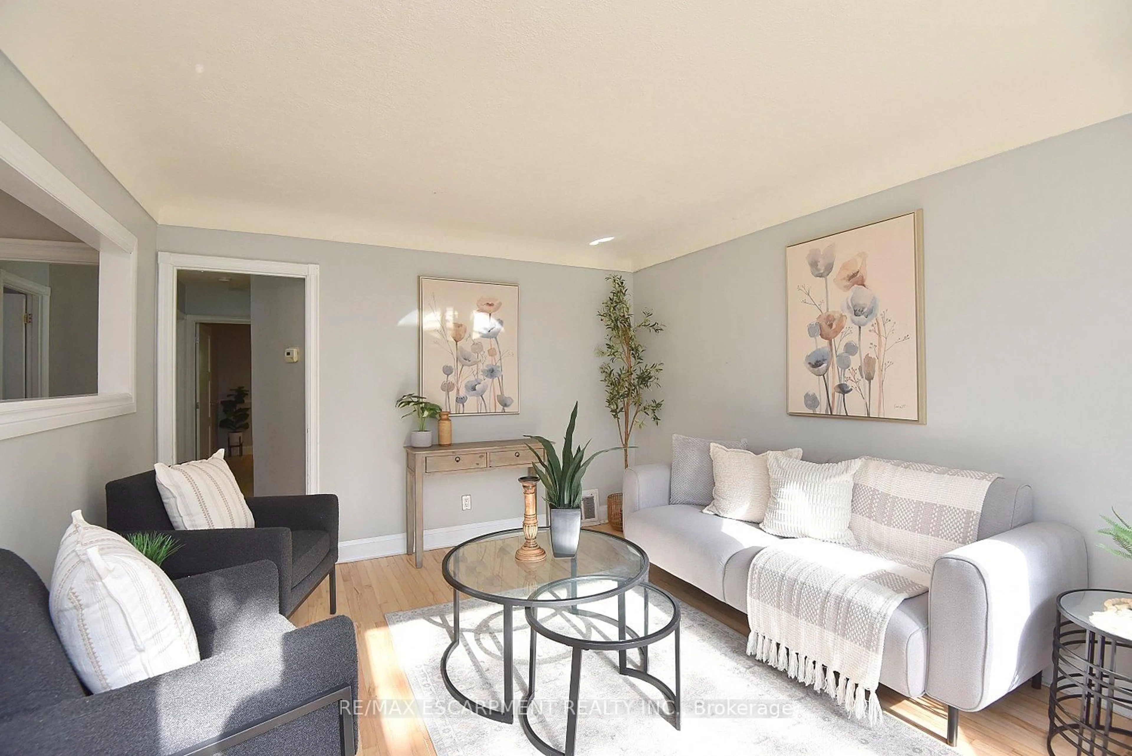 Living room with furniture, wood/laminate floor for 82 East 38th St, Hamilton Ontario L8V 4E5