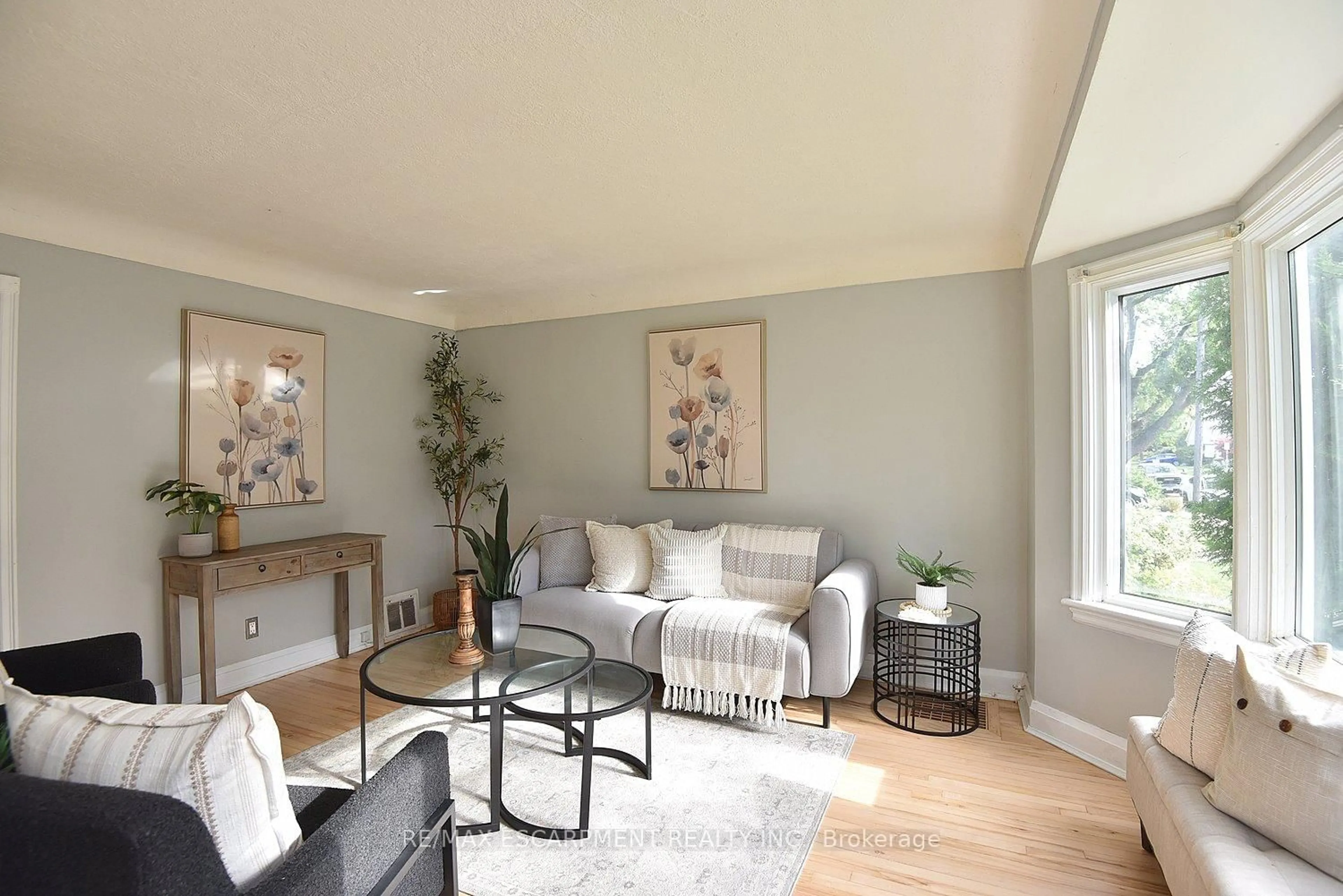 Living room with furniture, wood/laminate floor for 82 East 38th St, Hamilton Ontario L8V 4E5