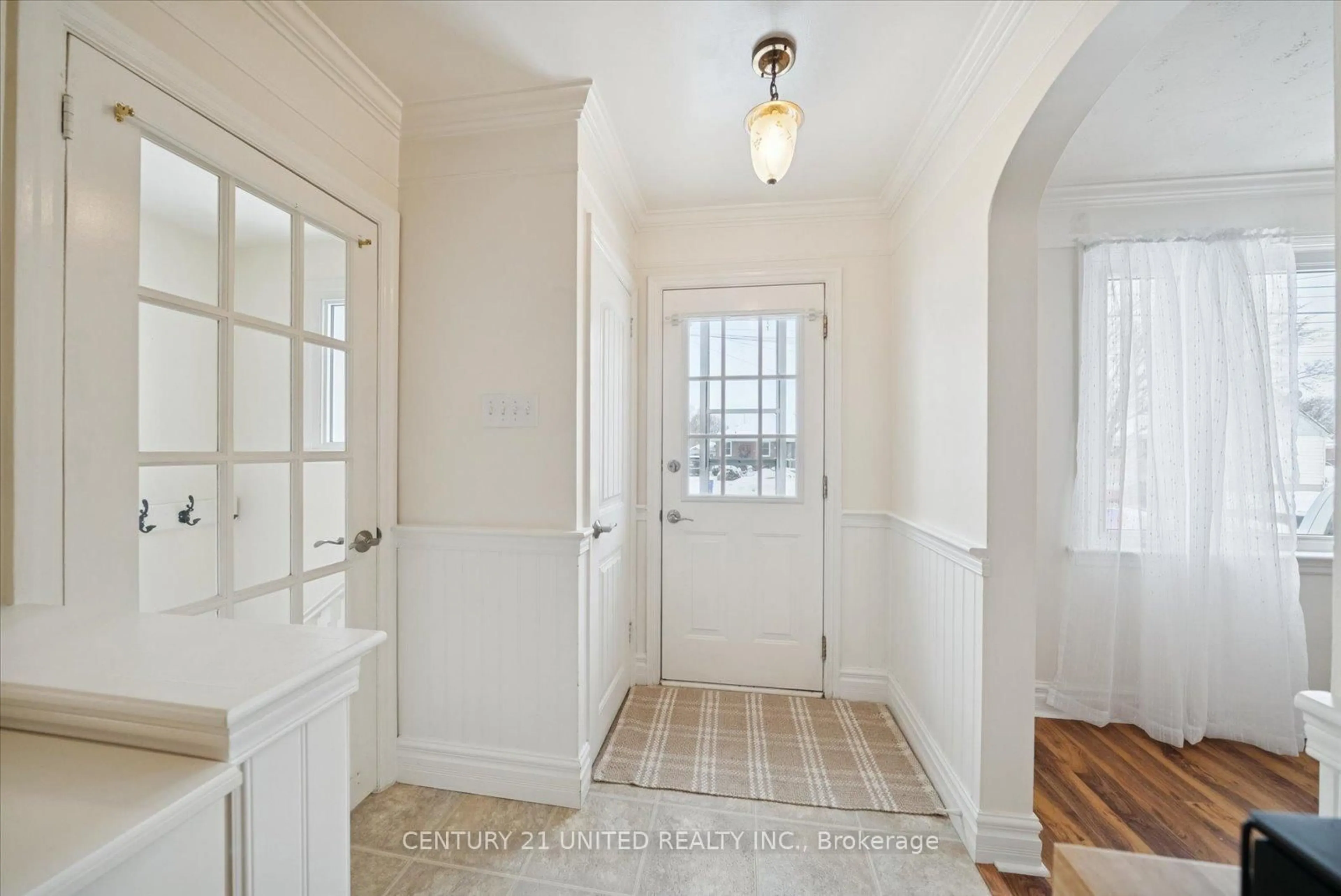 Indoor entryway for 420 Mckellar St, Peterborough Ontario K9J 7C1