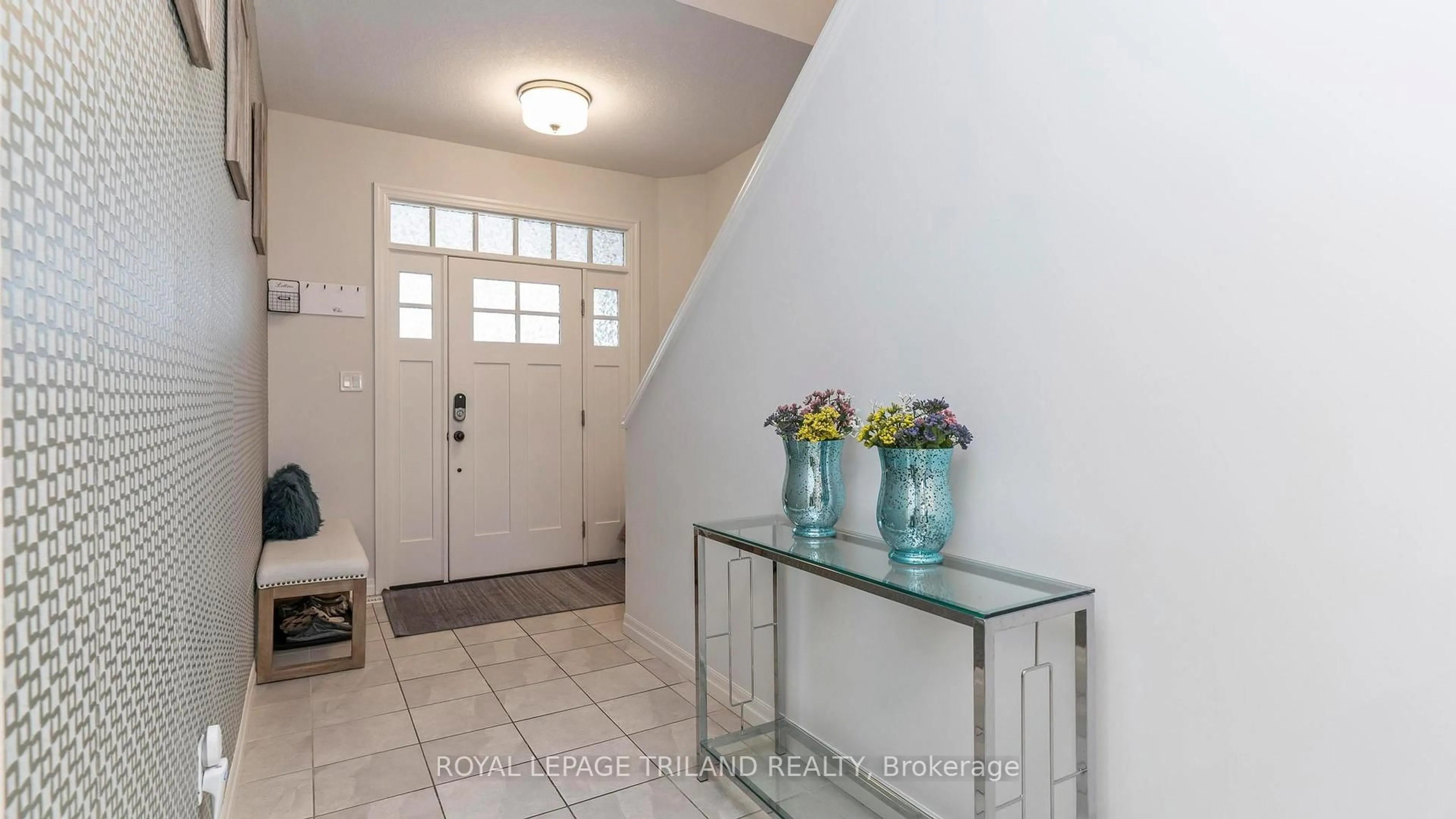 Indoor entryway for 8 CHARTER CREEK Crt, St. Thomas Ontario N5R 0L2