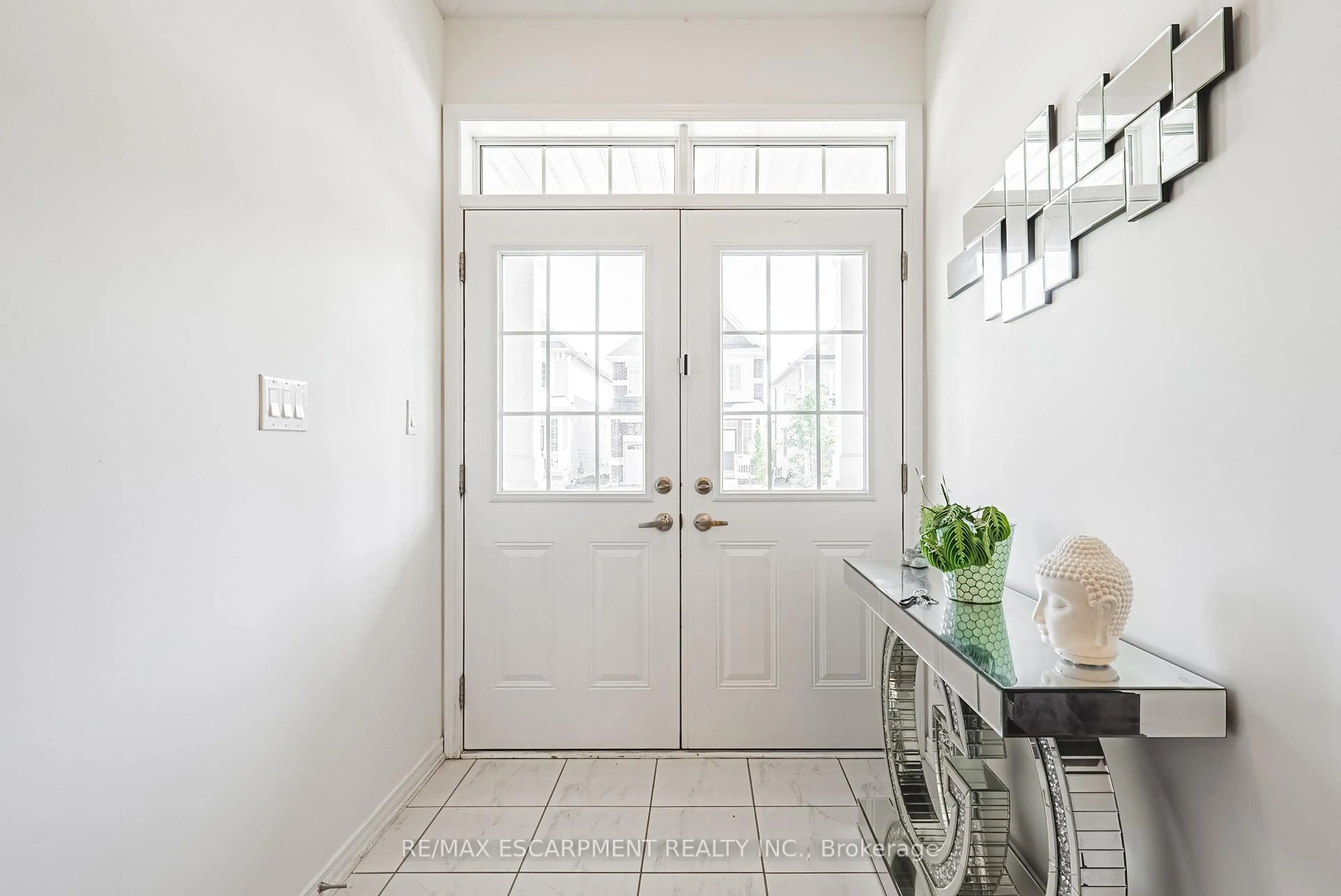 Indoor entryway for 11 MCWATTERS St, Hamilton Ontario L0R 1C0