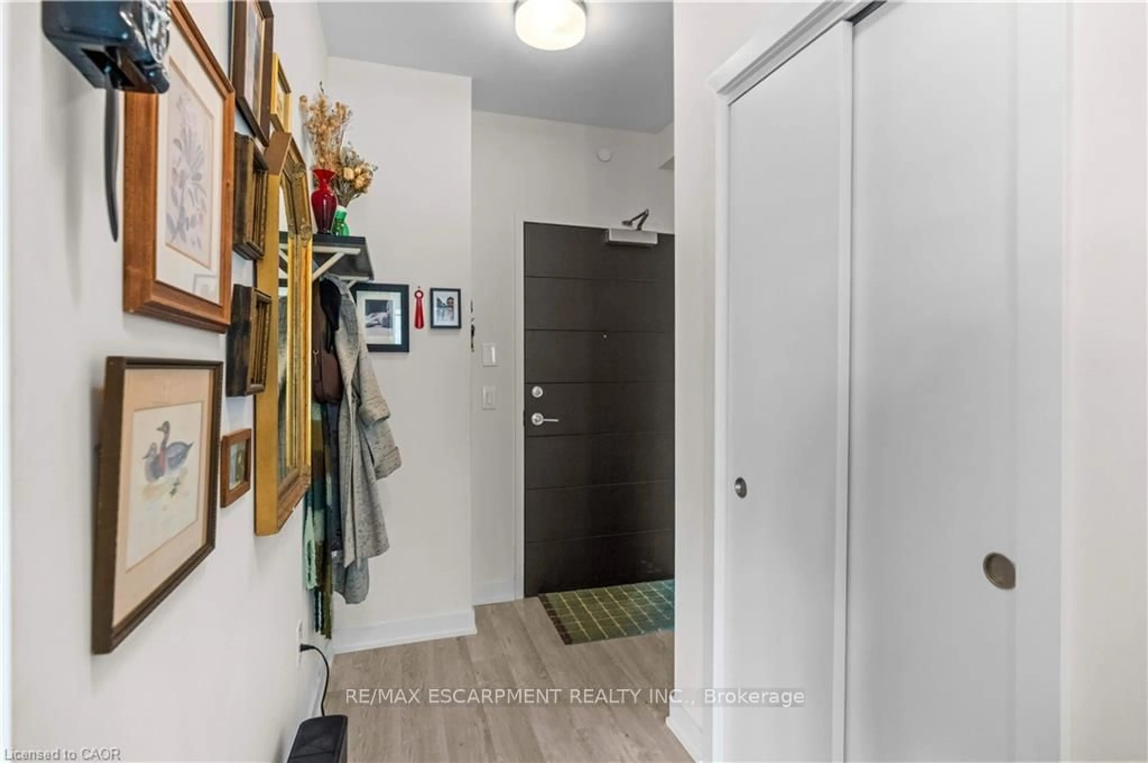 Indoor entryway for 212 King William St #415, Hamilton Ontario L8N 1B5