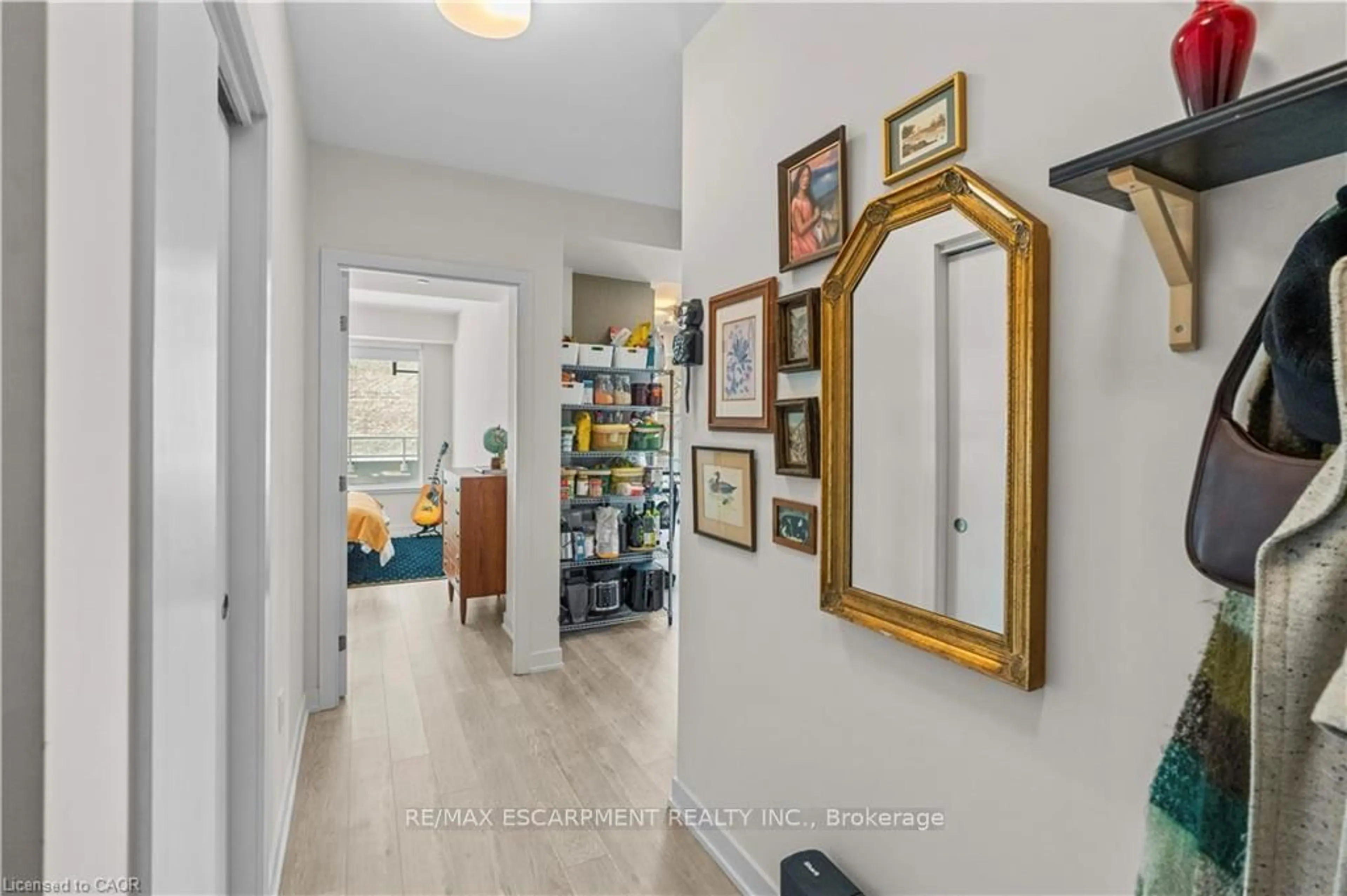 Indoor entryway for 212 King William St #415, Hamilton Ontario L8N 1B5