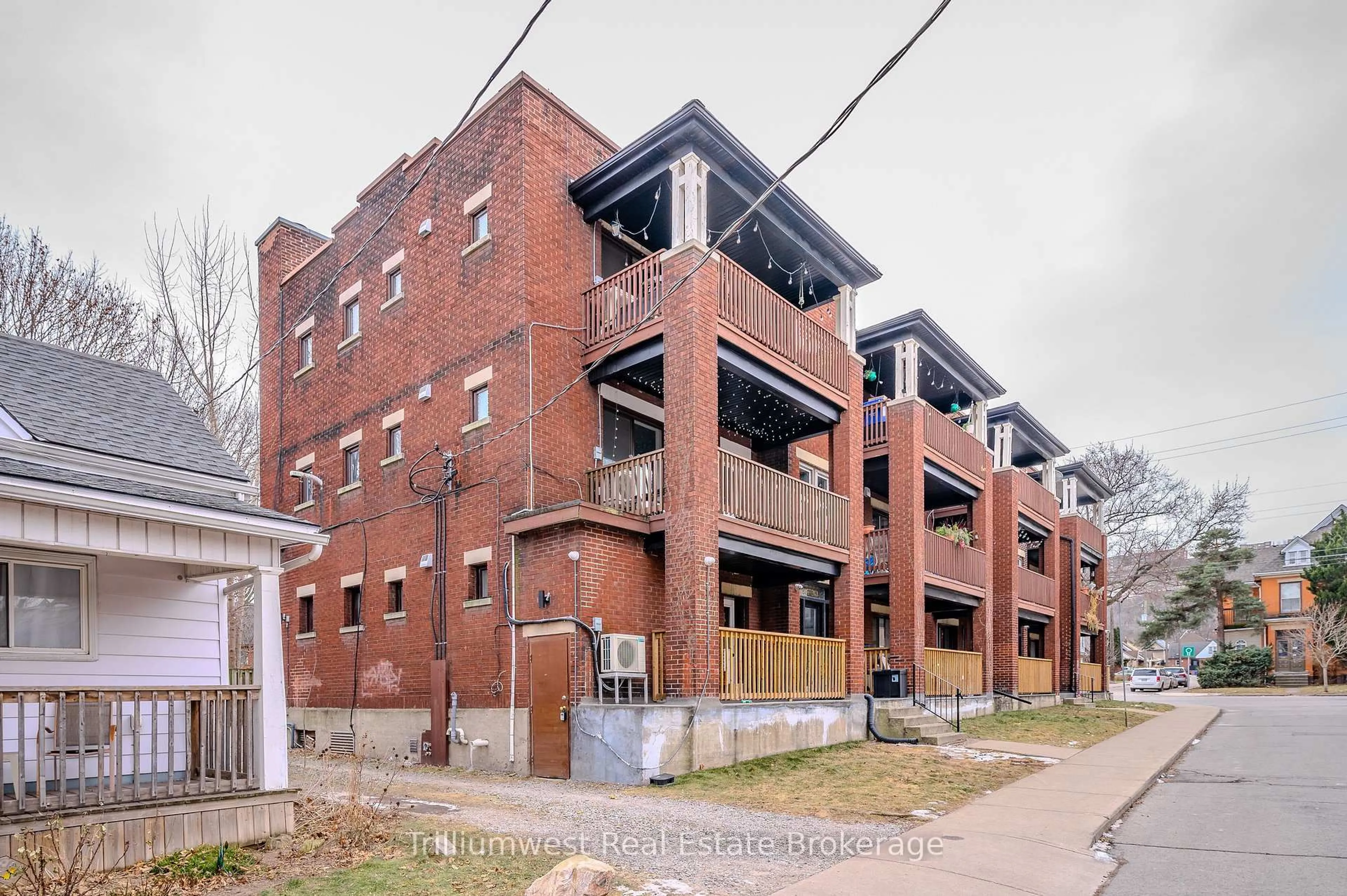 Home with brick exterior material, building for 41 Albert St, Hamilton Ontario L8M 2Y1