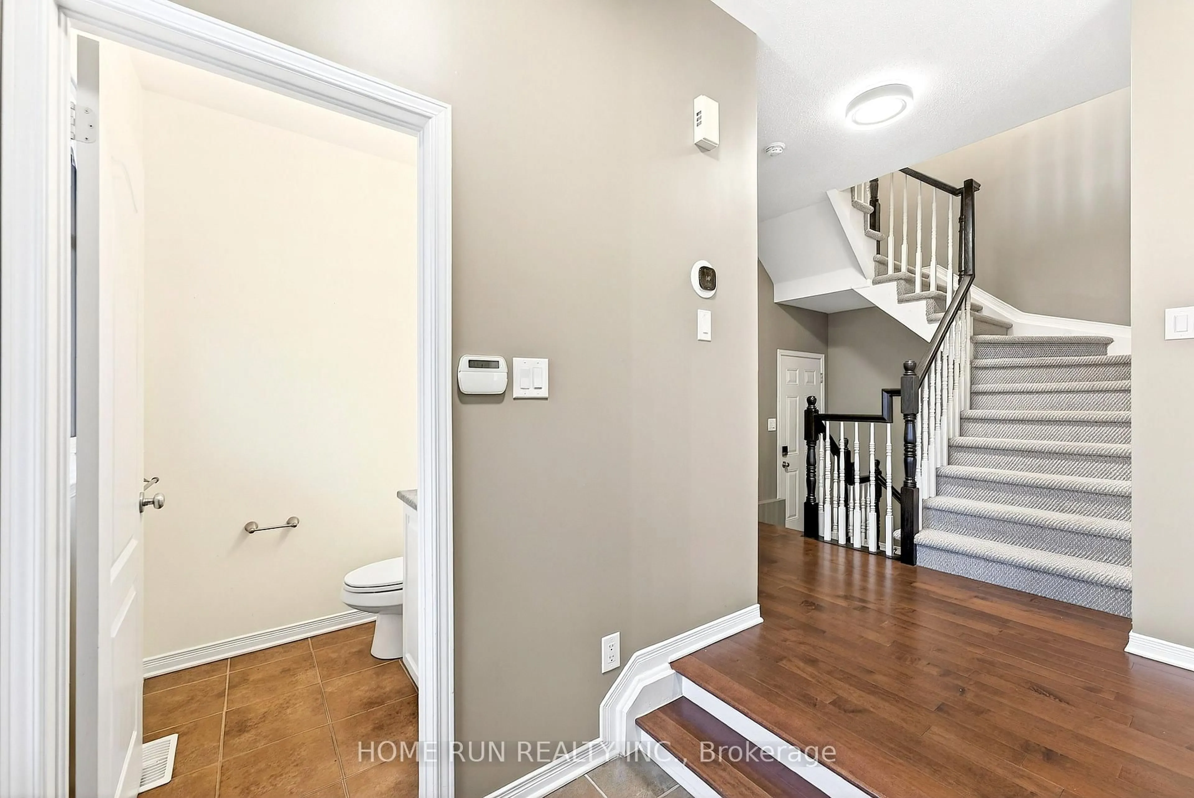 Indoor entryway for 104 Eye Bright Cres, Ottawa Ontario K1V 2K5