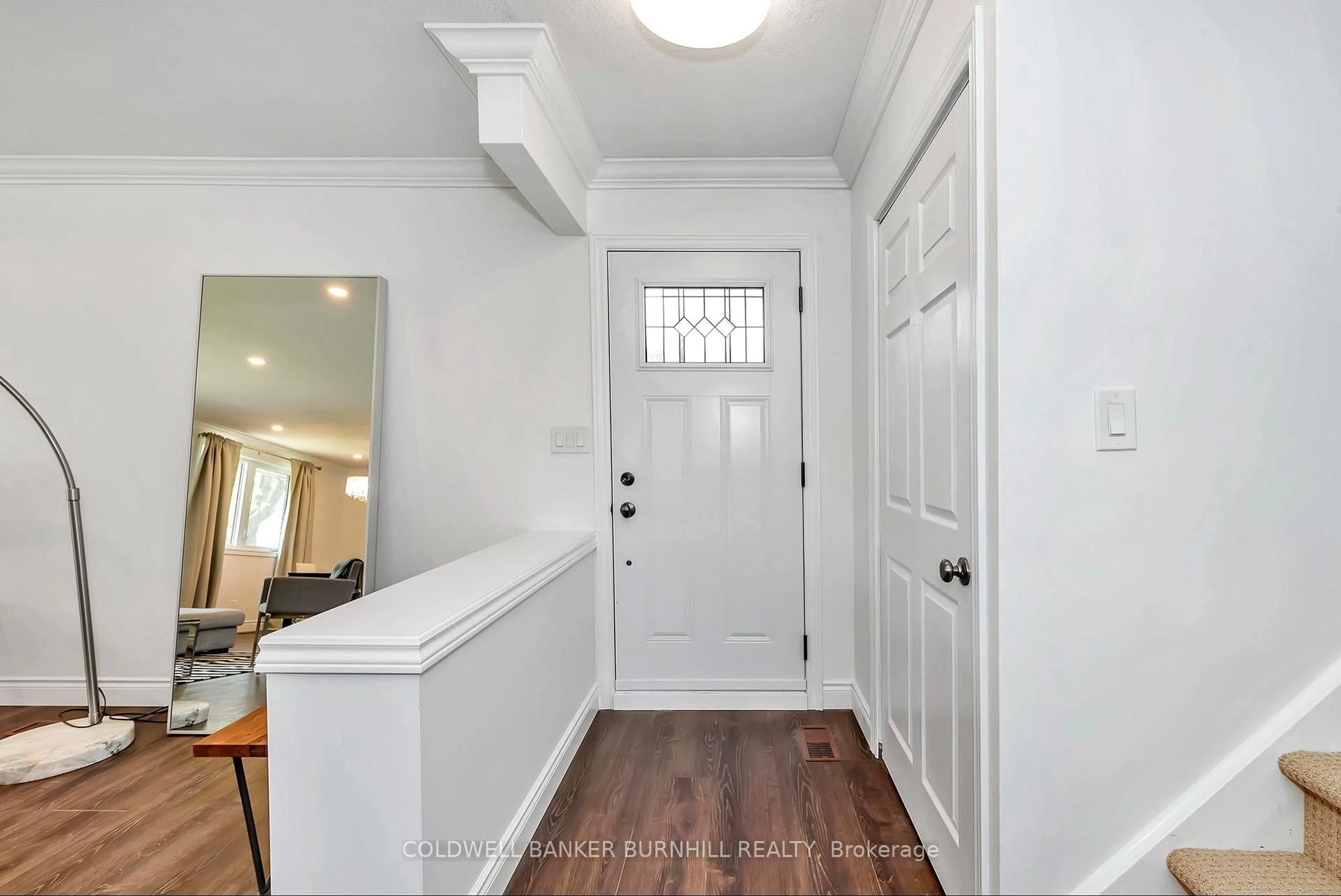 Indoor entryway for 24 Darlington Dr, Hamilton Ontario L9C 2L7