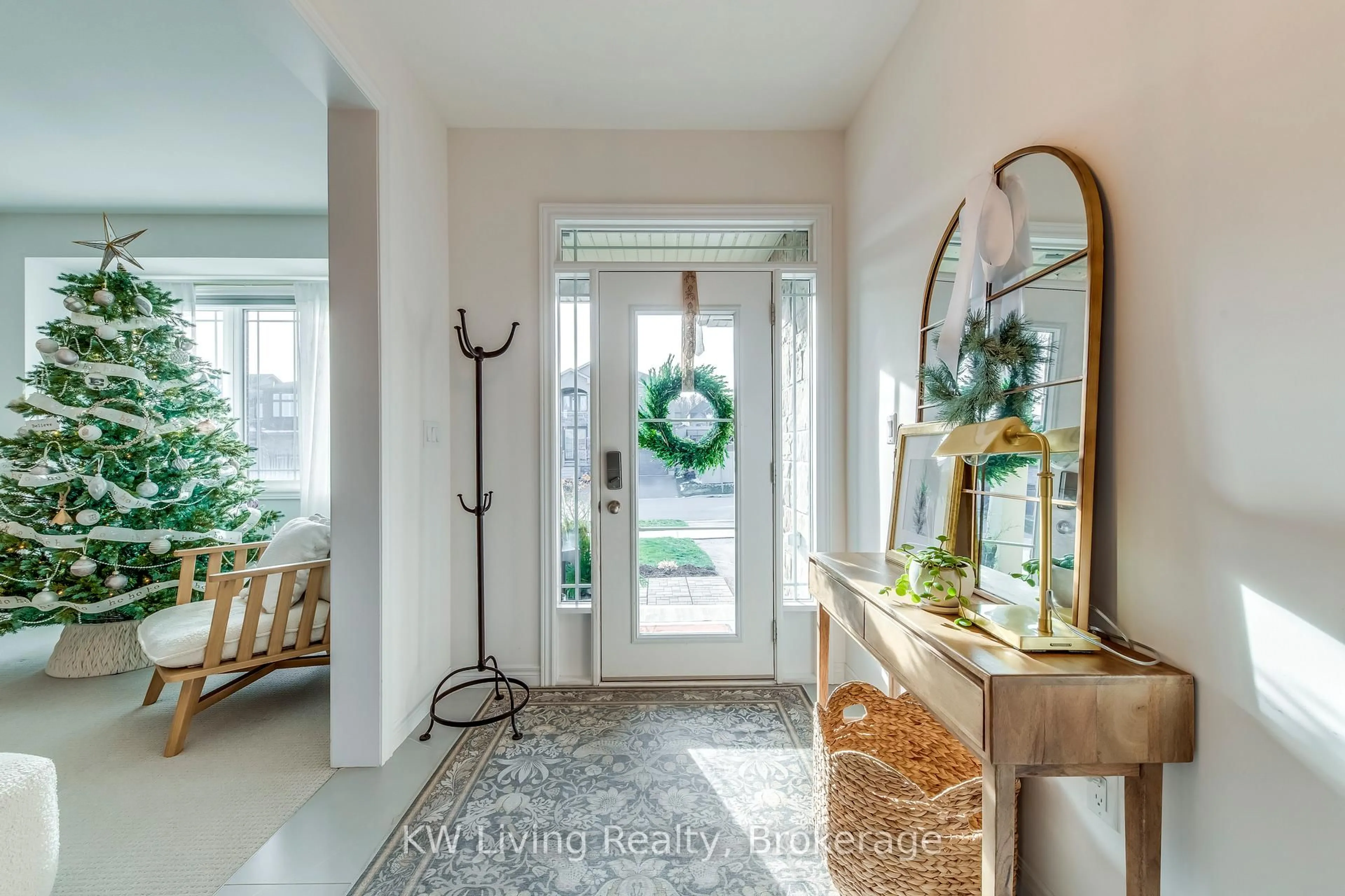 Indoor entryway for 4059 Brock St, Lincoln Ontario L3J 0S8