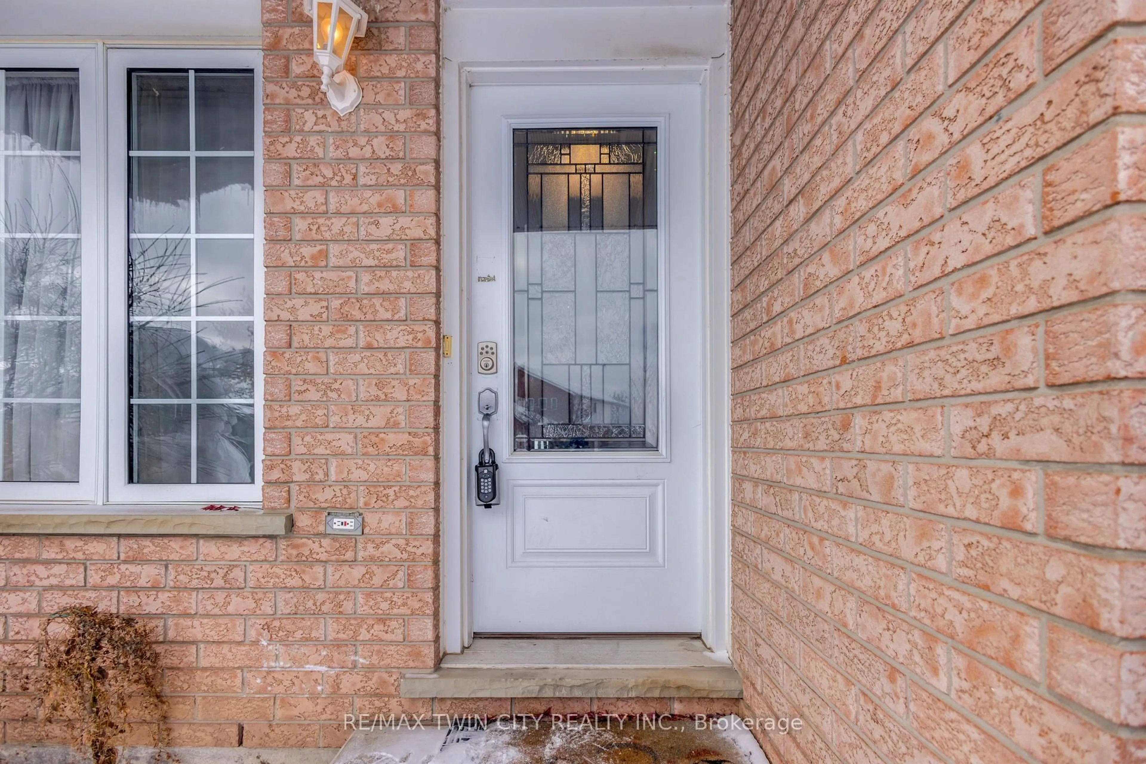 Indoor entryway for 28 Ridgeway Cres, Kitchener Ontario N2E 3M3