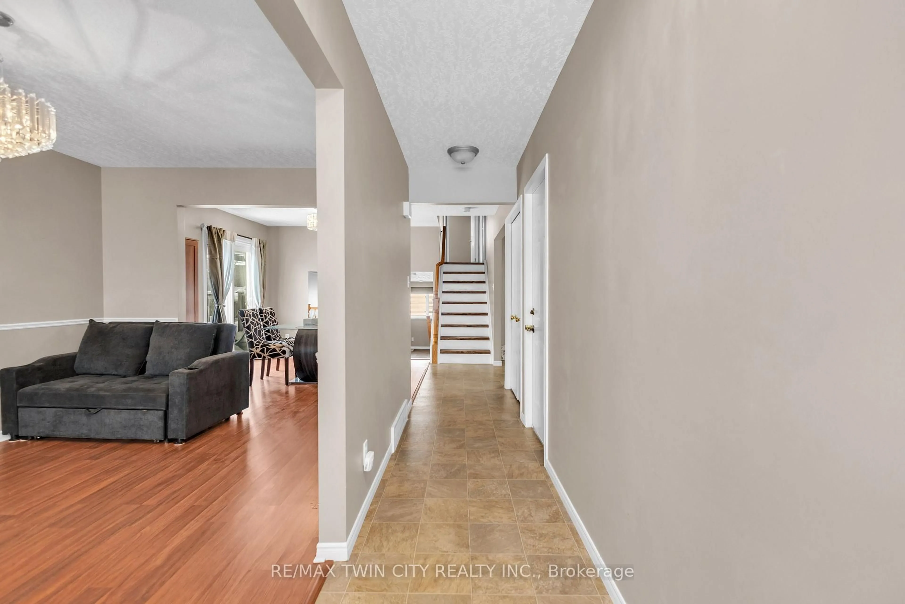 Indoor entryway for 28 Ridgeway Cres, Kitchener Ontario N2E 3M3