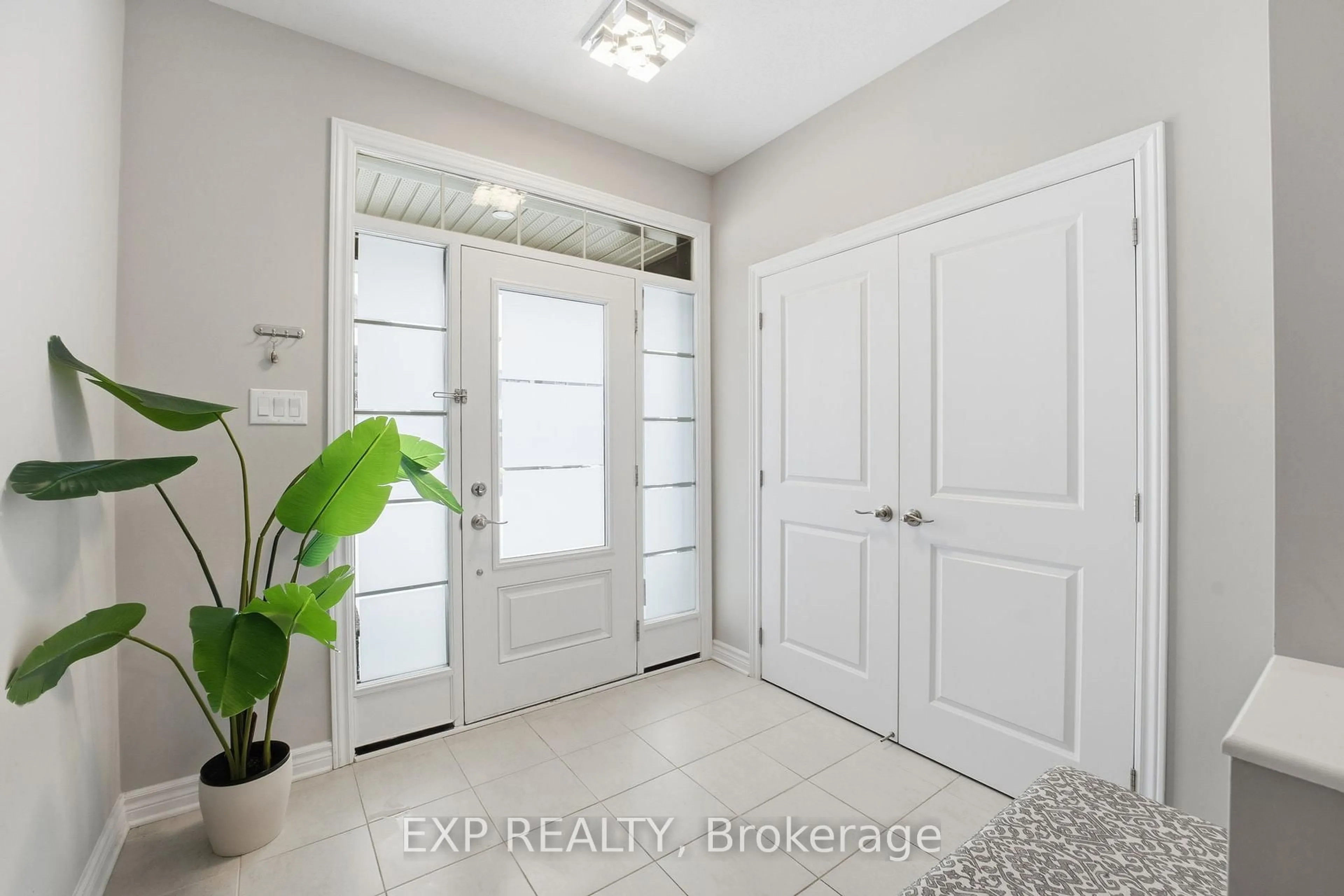 Indoor entryway for 118 Discovery Cres, Ottawa Ontario K2S 0Z9