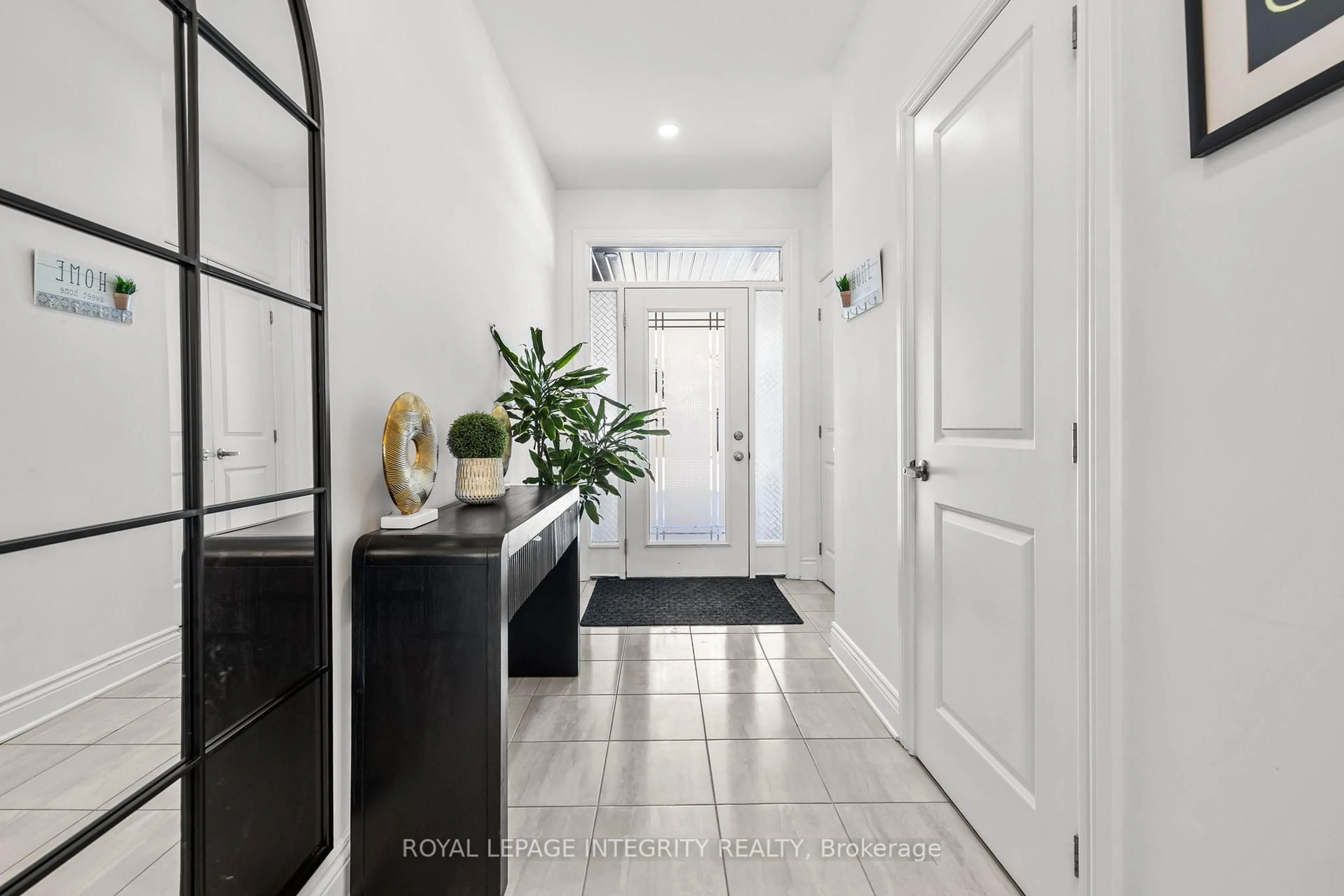 Indoor entryway for 512 Cardamom Terr, Ottawa Ontario K2S 2X9