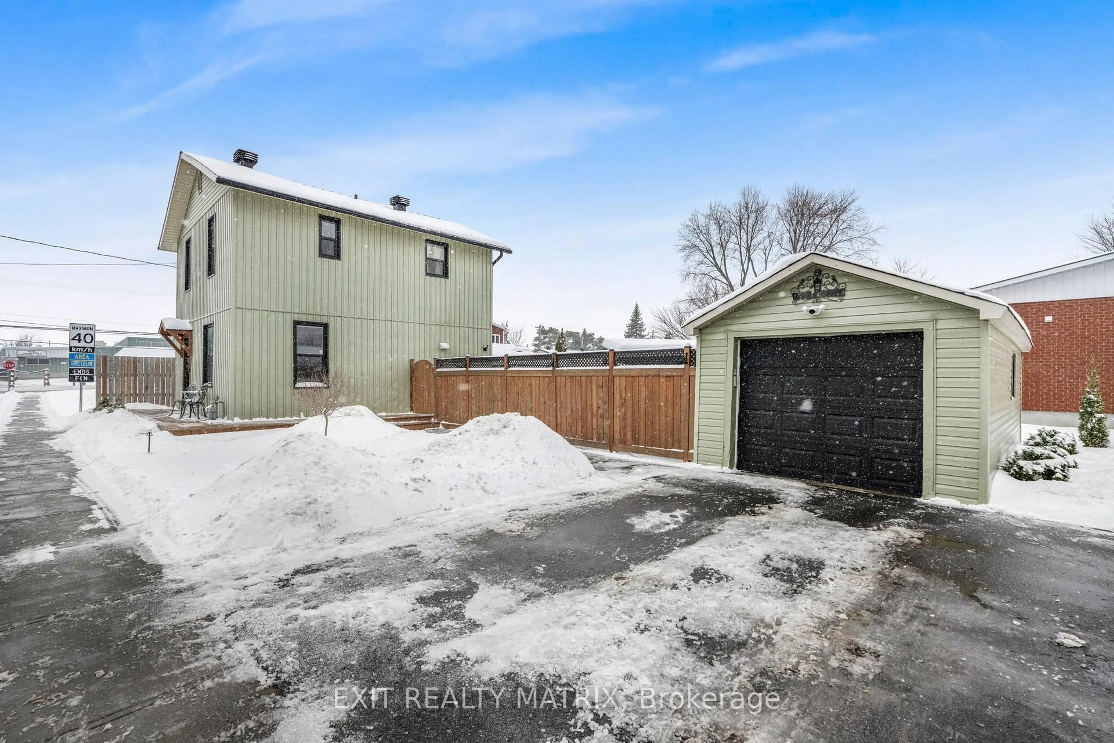 A pic from outside/outdoor area/front of a property/back of a property/a pic from drone, street for 291 Maple St, Russell Ontario K4R 1B3
