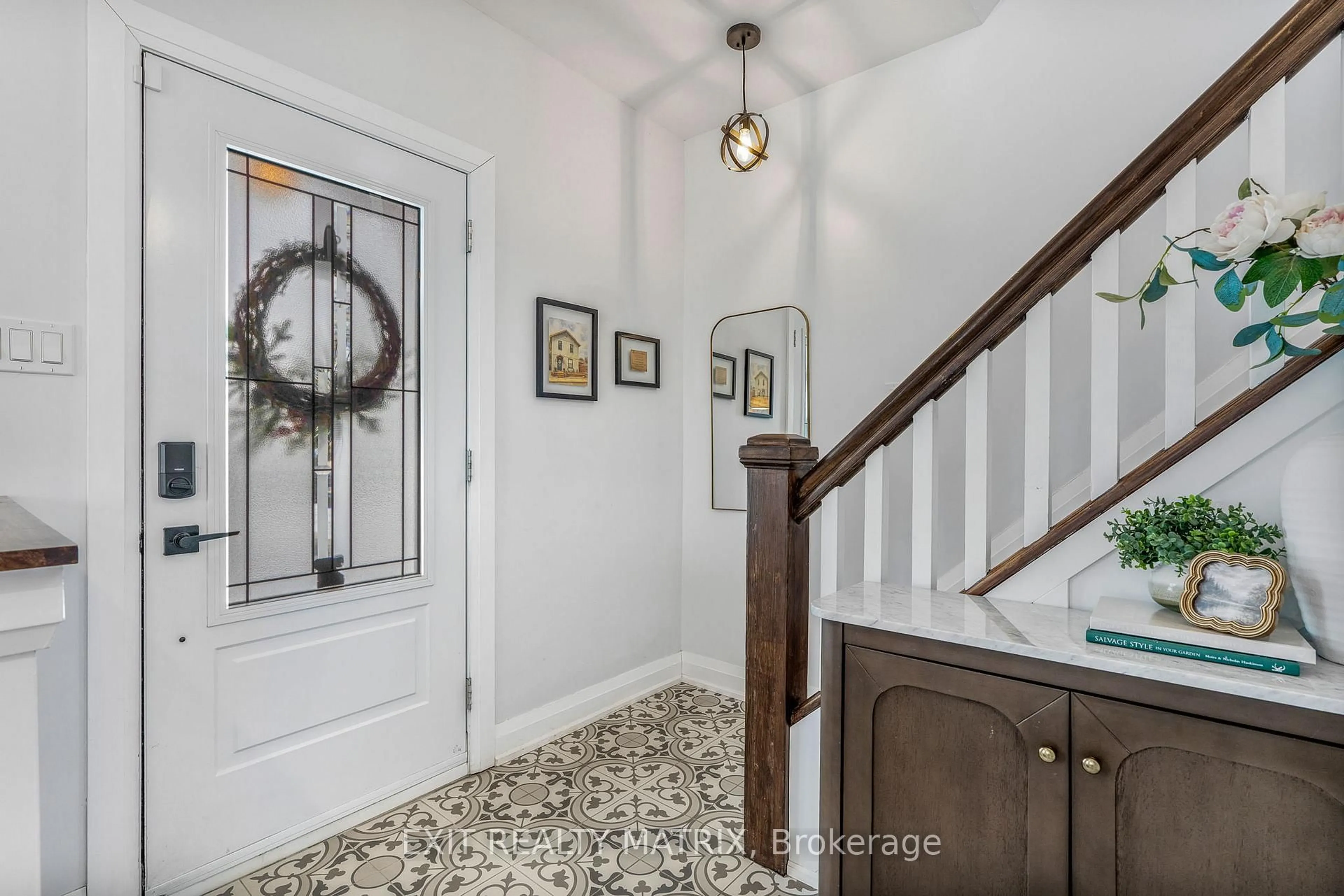 Indoor entryway for 291 Maple St, Russell Ontario K4R 1B3