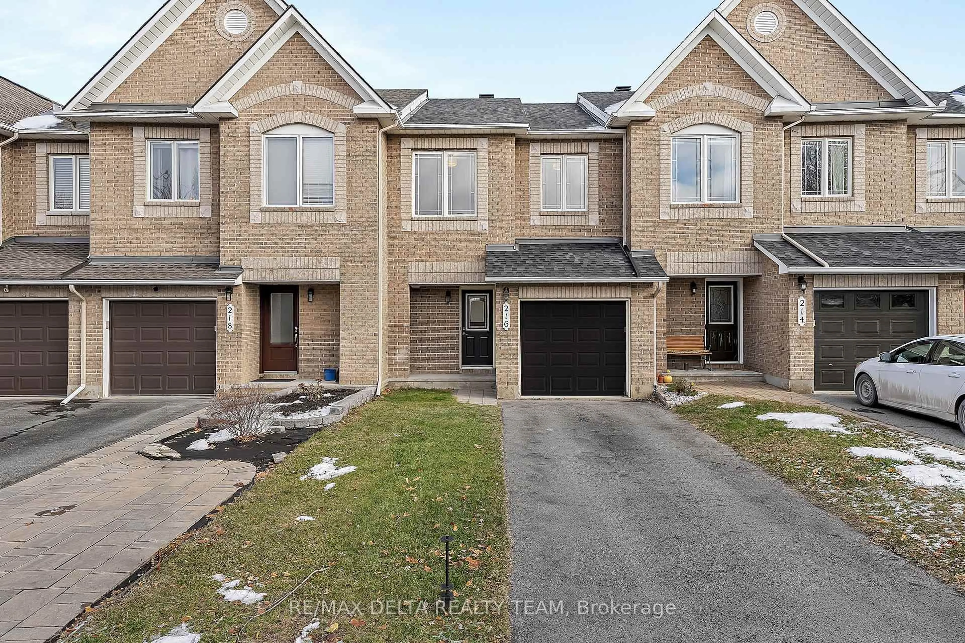 A pic from outside/outdoor area/front of a property/back of a property/a pic from drone, street for 216 Forestcrest St, Ottawa Ontario K1C 7R5