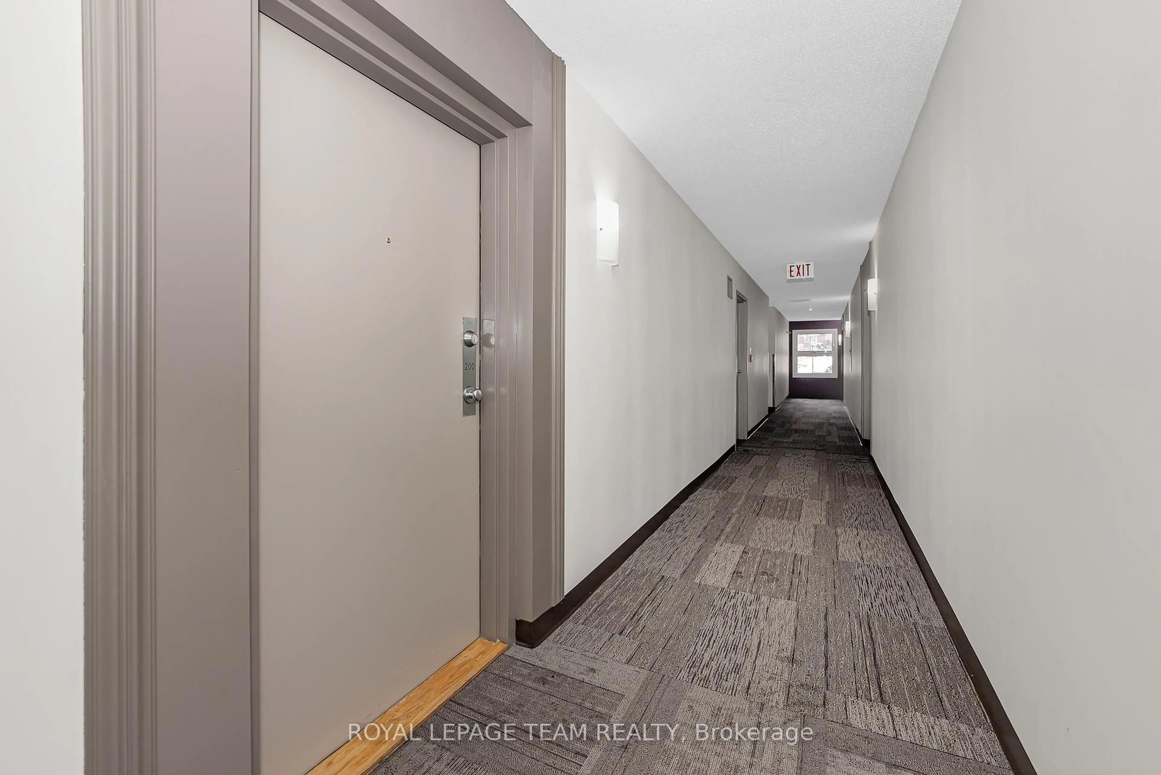 Indoor foyer for 260 Brittany Dr #200, Ottawa Ontario K1K 4M2