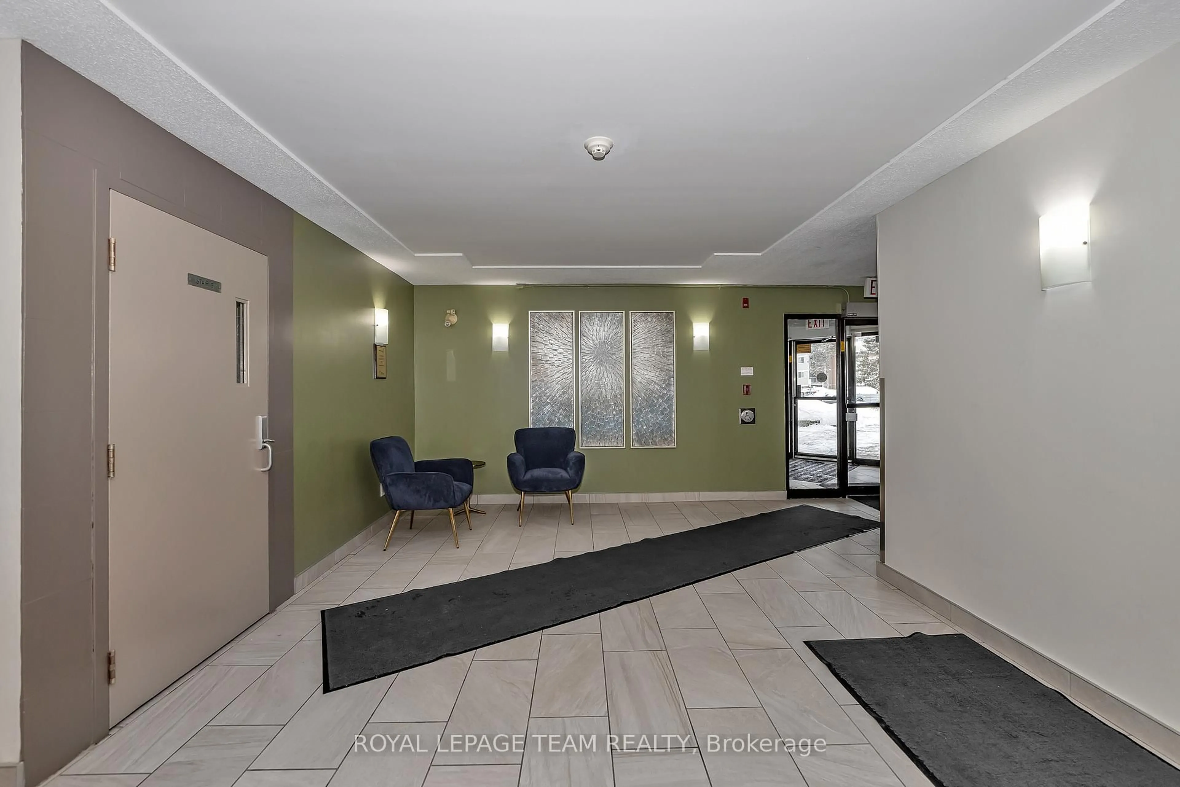 Indoor foyer for 260 Brittany Dr #200, Ottawa Ontario K1K 4M2