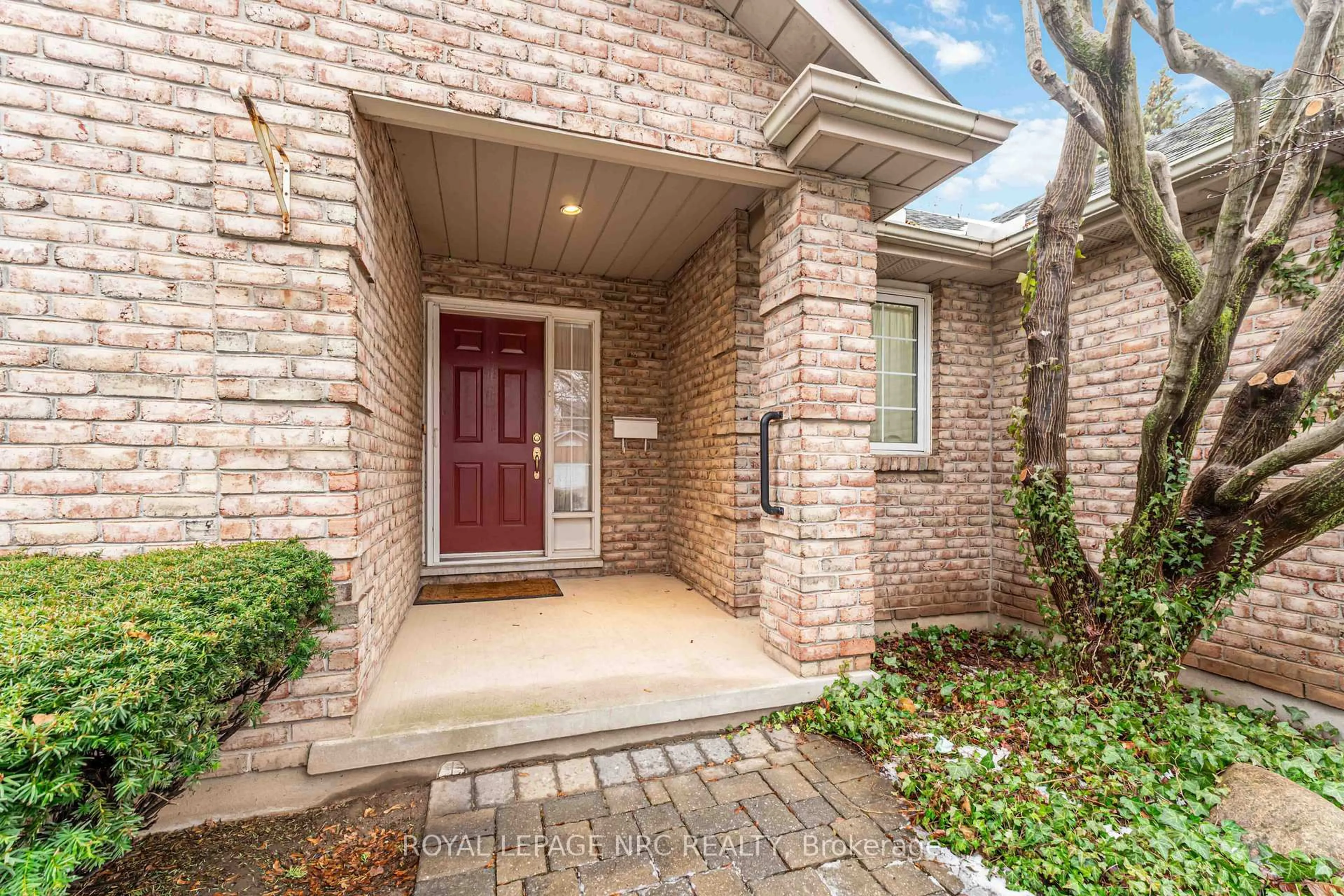 Home with brick exterior material, street for 5985 Mountaingate Dr, Niagara Falls Ontario L2J 4H9