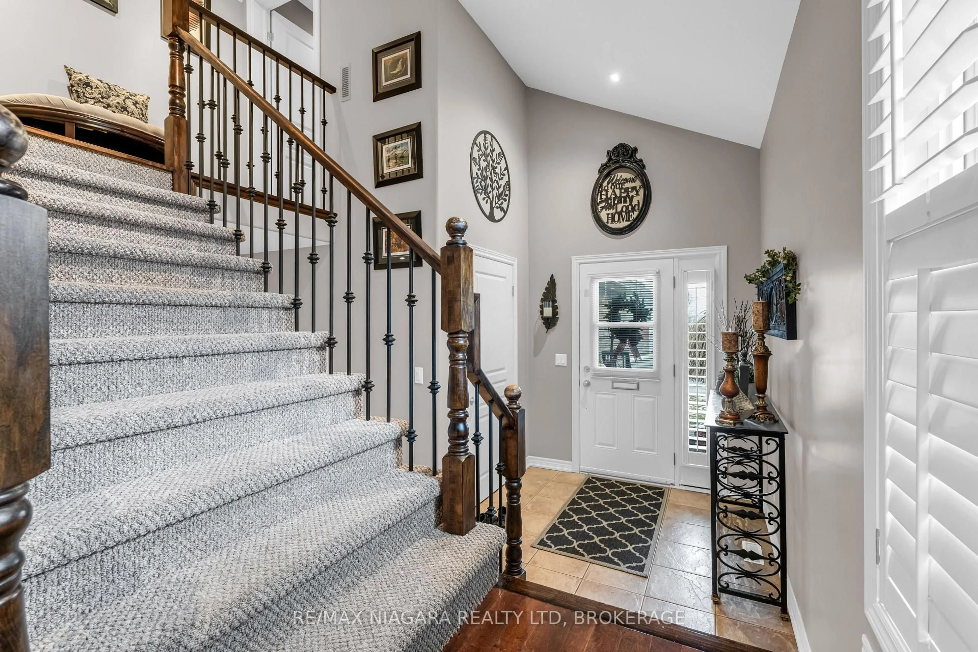 Indoor entryway for 30 Ball Ave, St. Catharines Ontario L2T 1B5