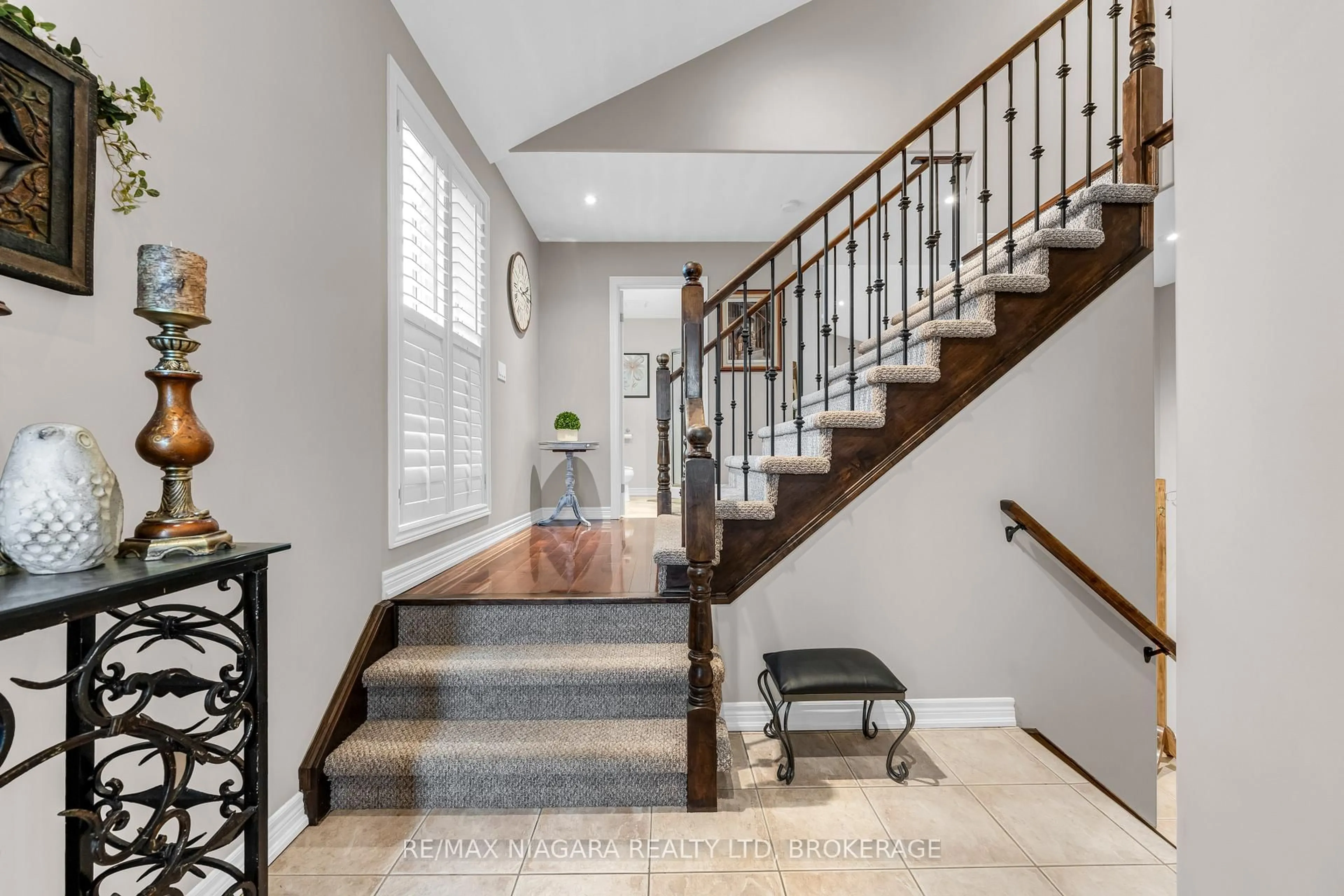 Indoor entryway for 30 Ball Ave, St. Catharines Ontario L2T 1B5