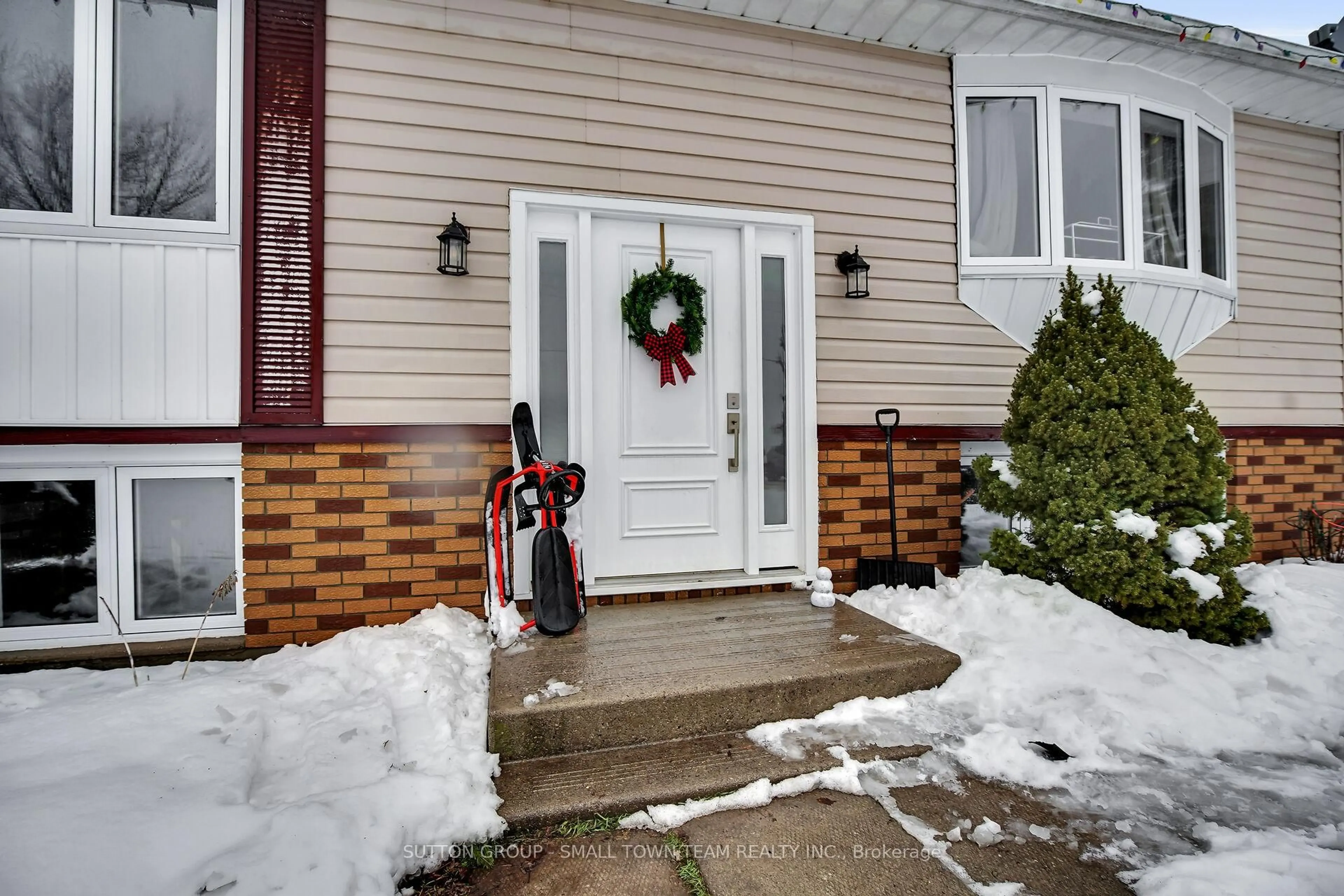 Indoor entryway for 69897 Goshen Line, South Huron Ontario N0M 1M0