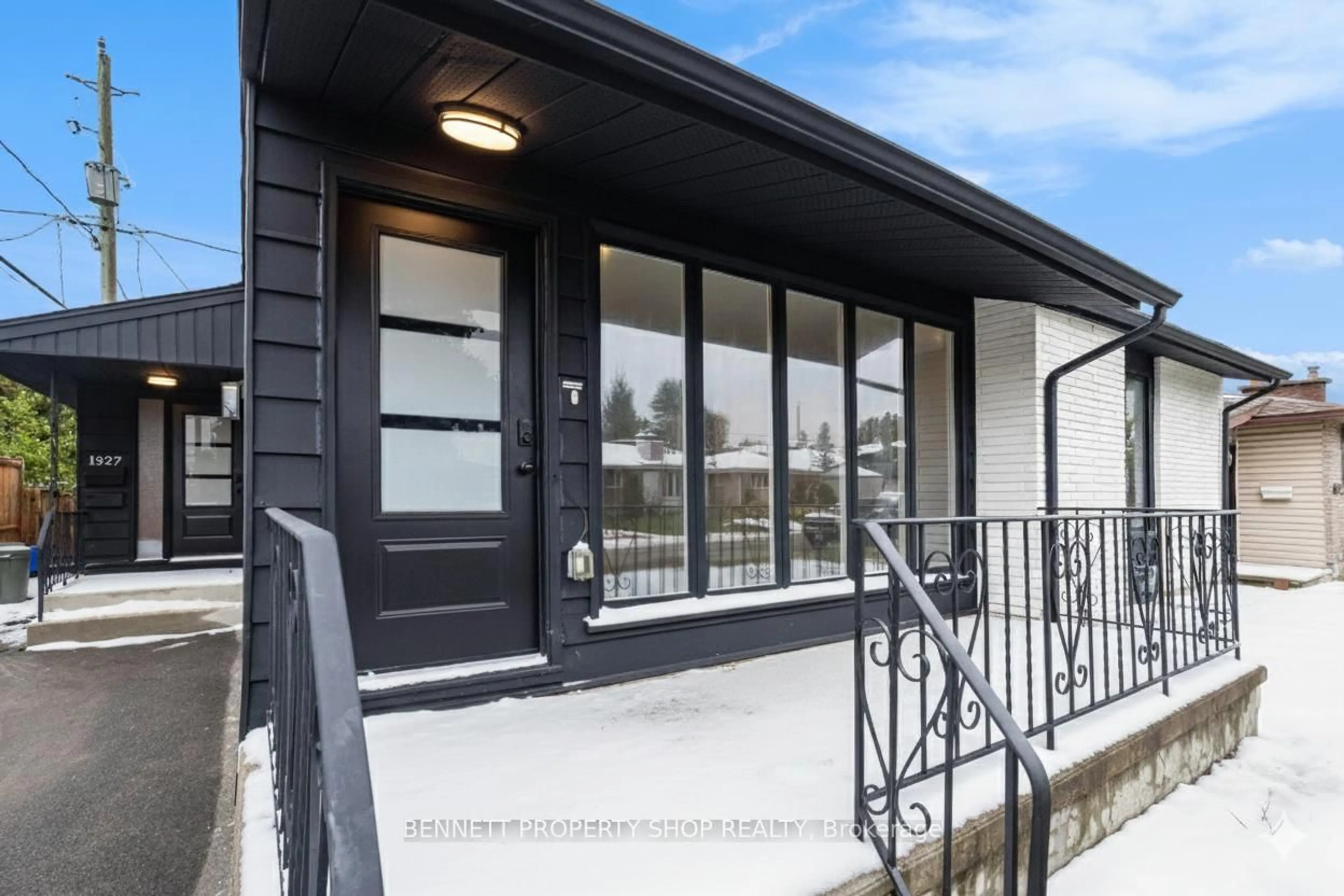 Indoor entryway for 1327 Avenue S Ave, Ottawa Ontario K1G 0C4