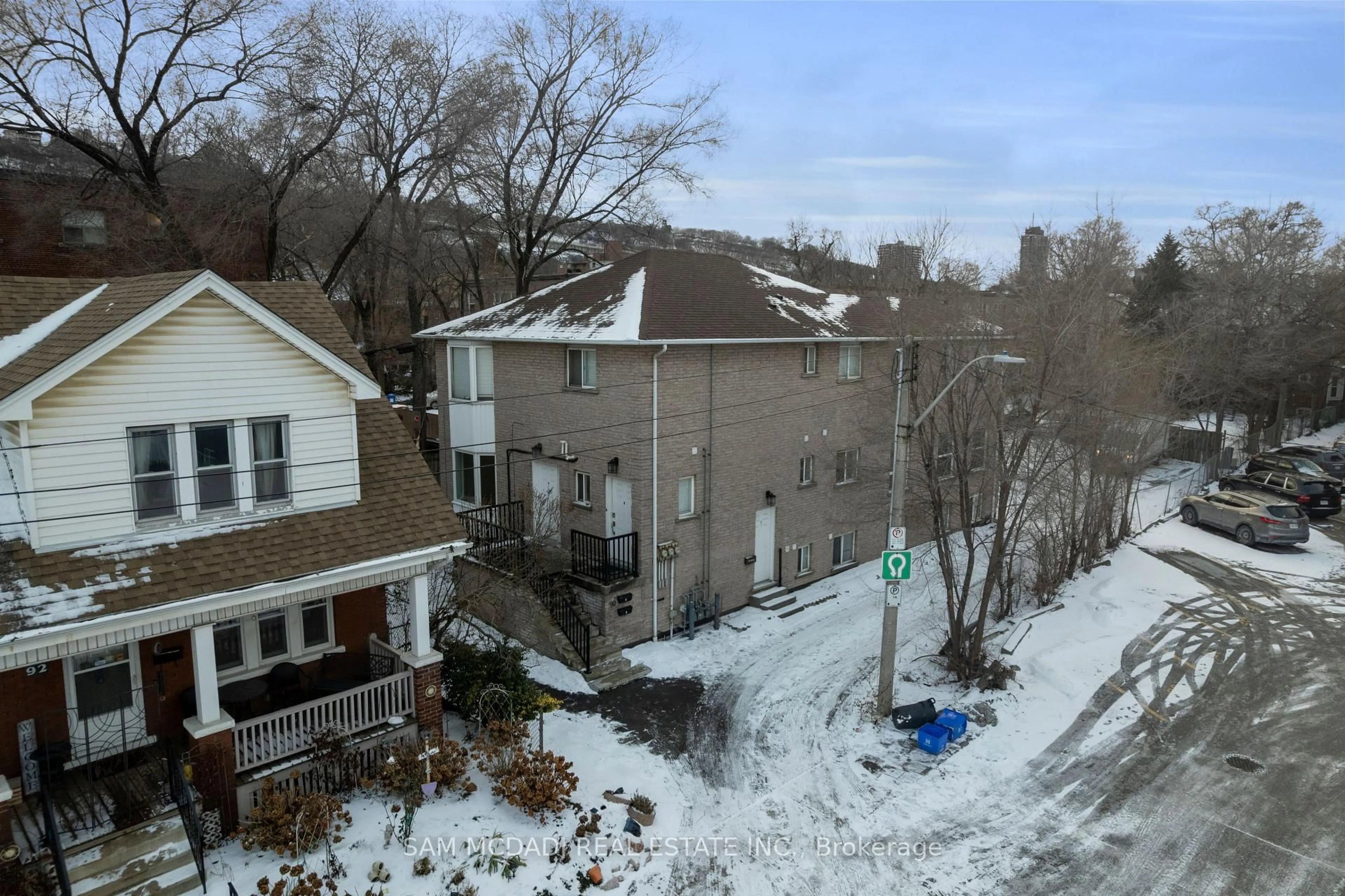 A pic from outside/outdoor area/front of a property/back of a property/a pic from drone, city buildings view from balcony for 90 Tisdale St, Hamilton Ontario L8N 2W2