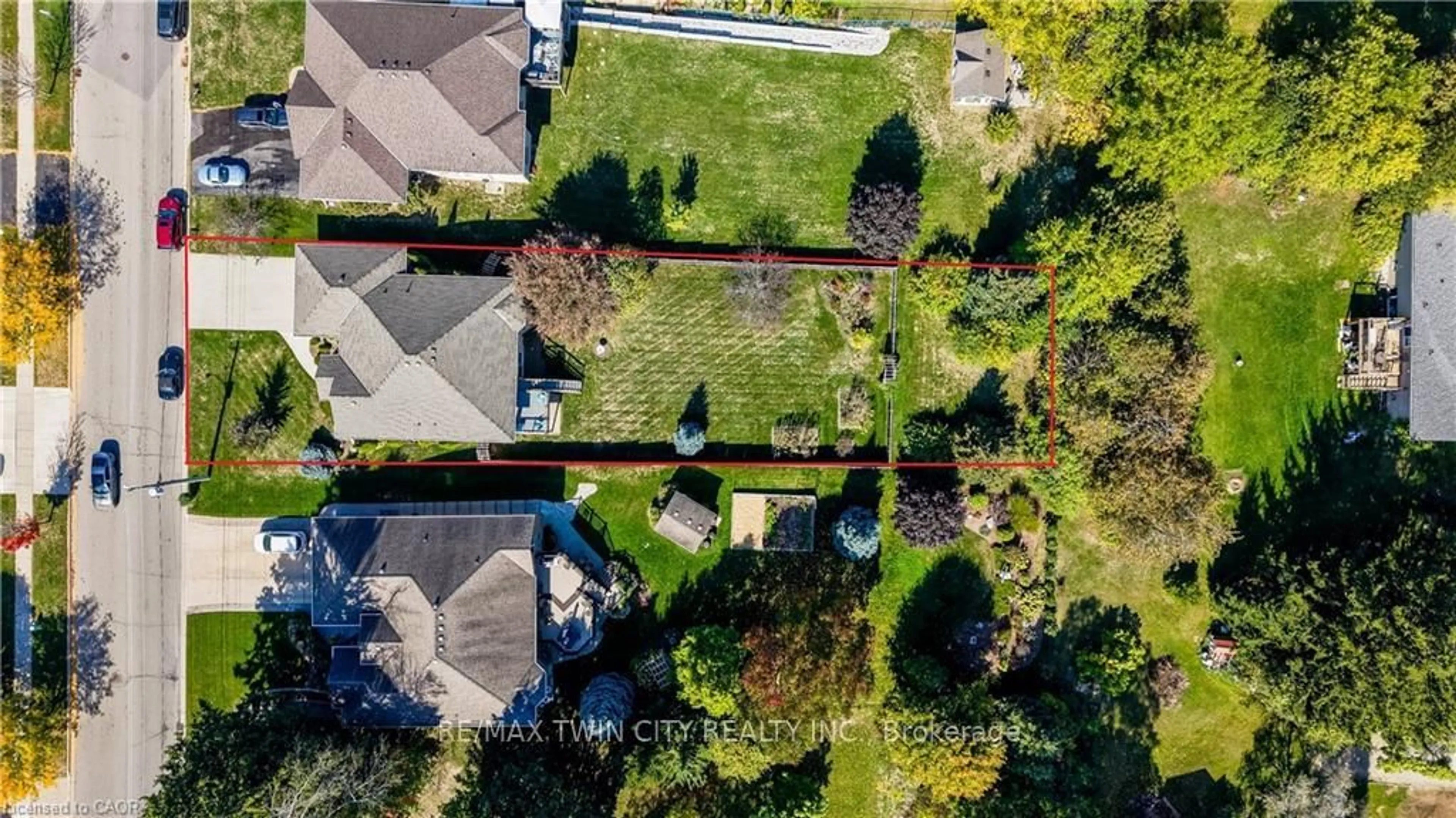 A pic from outside/outdoor area/front of a property/back of a property/a pic from drone, unknown for 430 Caryndale Dr, Kitchener Ontario N2R 1M8