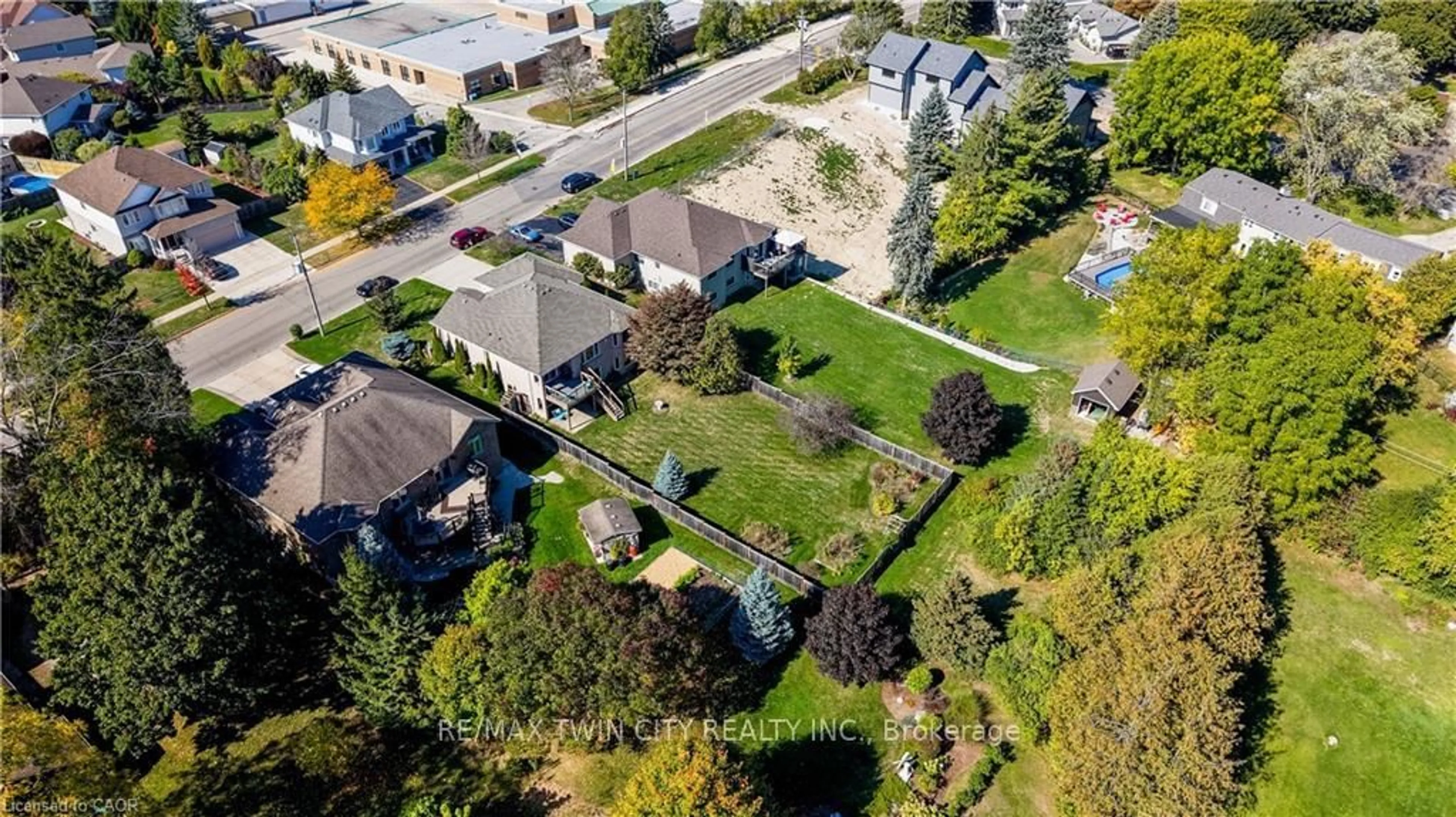 A pic from outside/outdoor area/front of a property/back of a property/a pic from drone, street for 430 Caryndale Dr, Kitchener Ontario N2R 1M8
