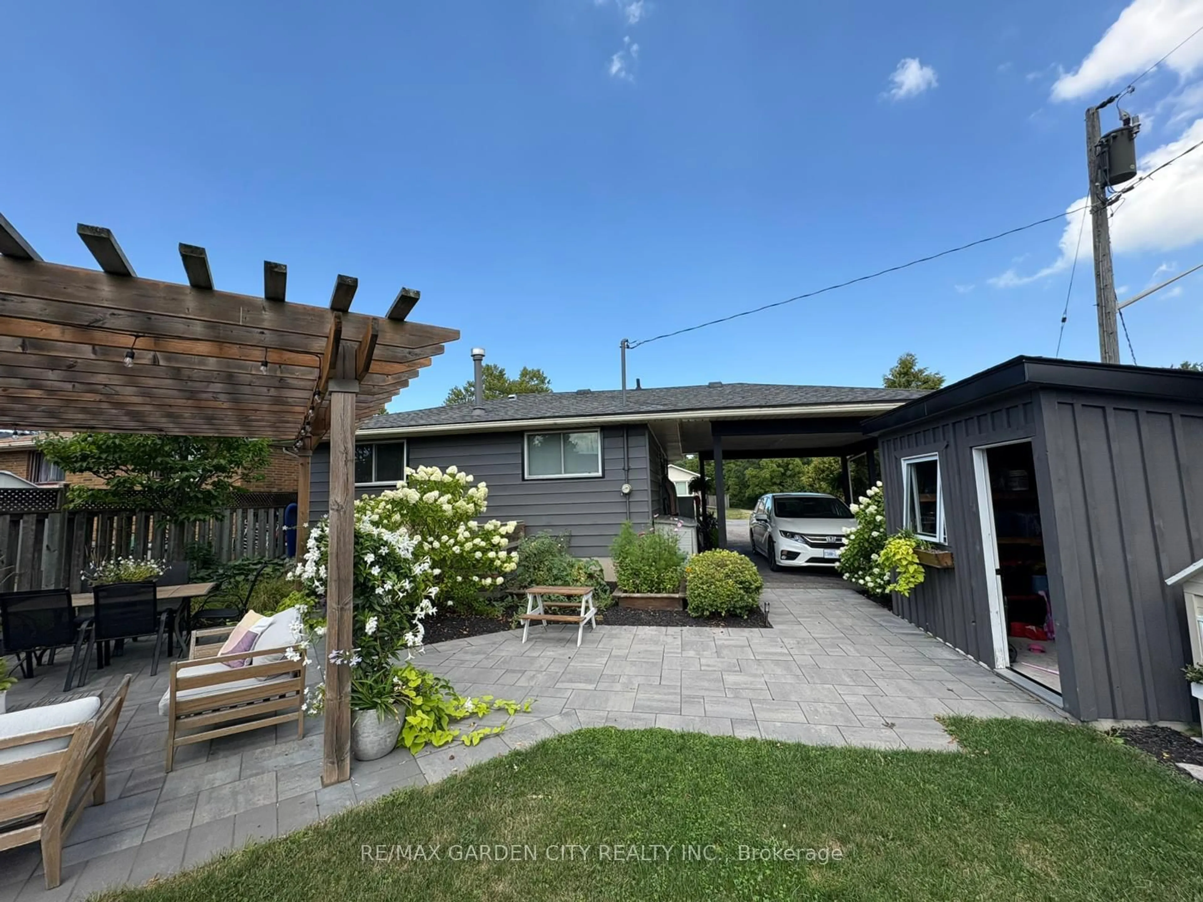 A pic from outside/outdoor area/front of a property/back of a property/a pic from drone, street for 60 Brunswick St, St. Catharines Ontario L2S 3A2