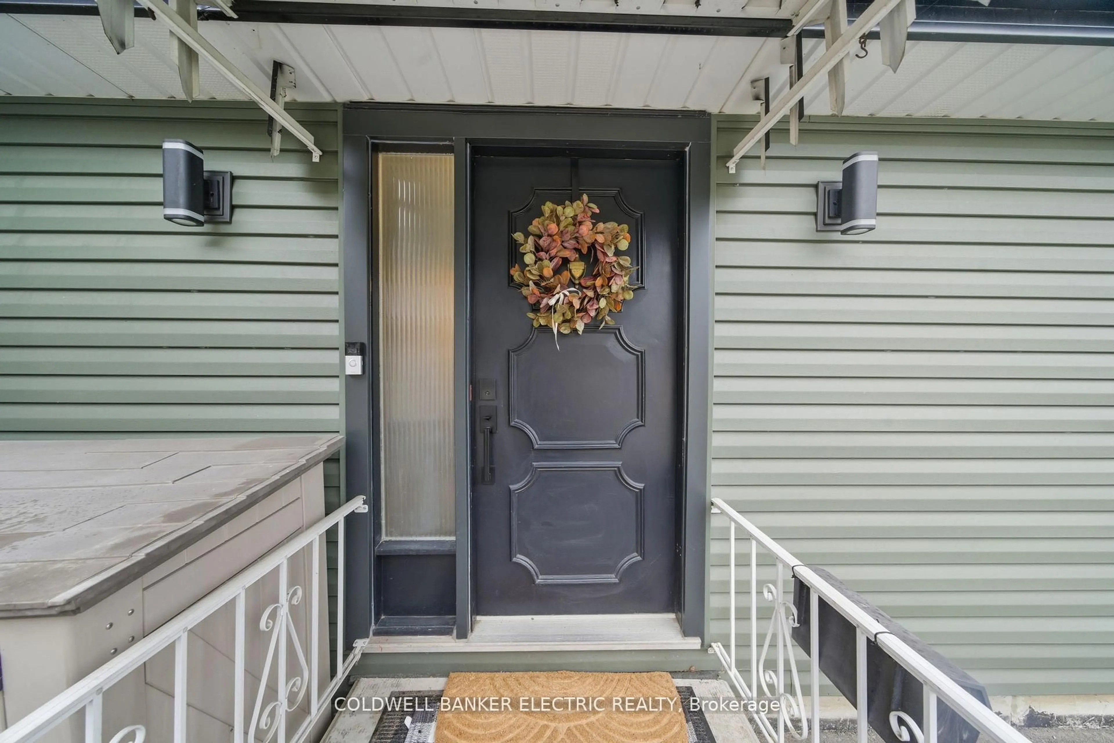 Indoor entryway for 1673 Redwood Dr, Peterborough Ontario K9K 1M2