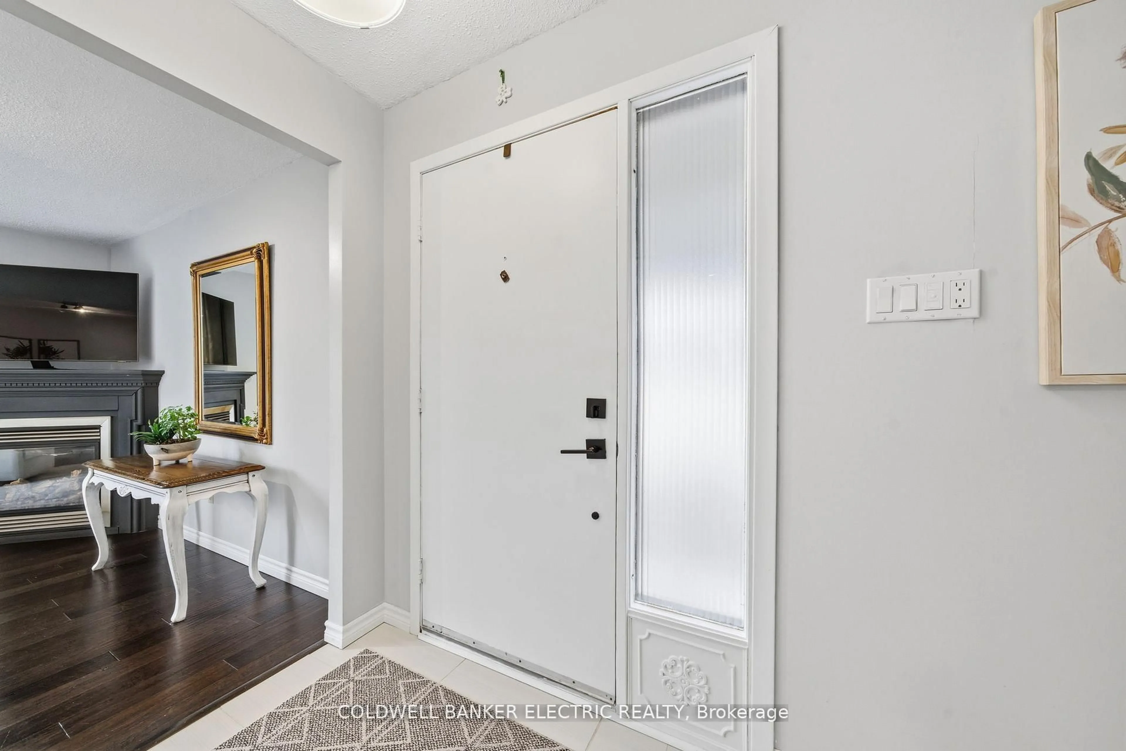 Indoor entryway for 1673 Redwood Dr, Peterborough Ontario K9K 1M2