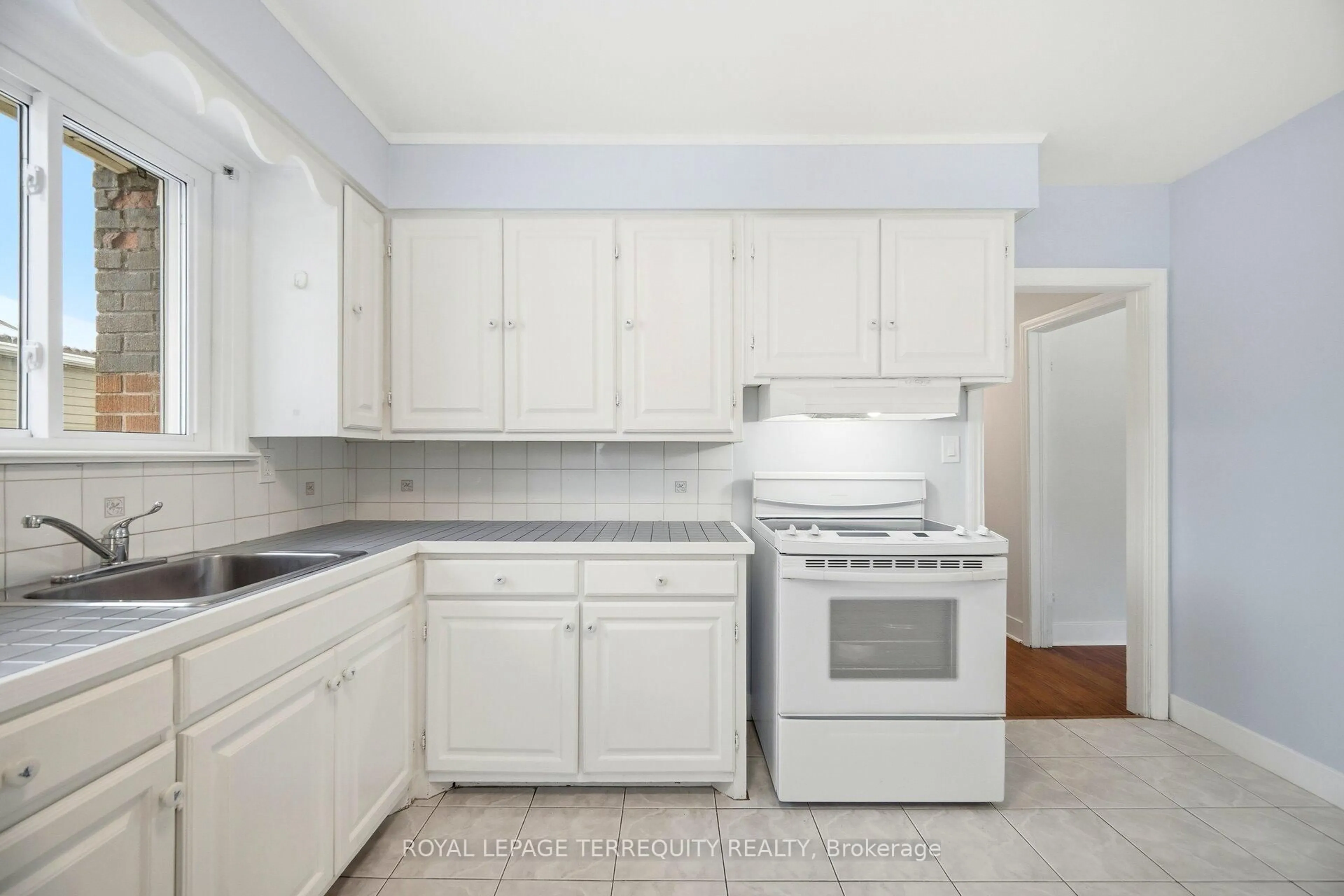 Standard kitchen, unknown for 6001 North St, Niagara Falls Ontario L2G 1J7