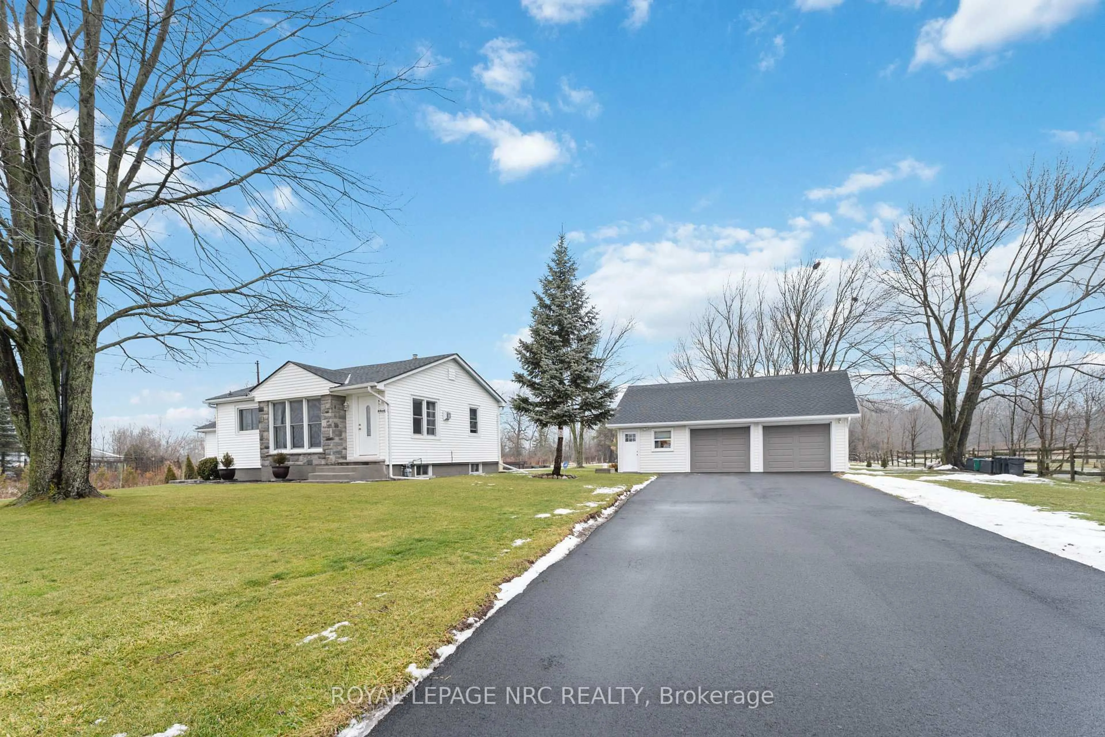 A pic from outside/outdoor area/front of a property/back of a property/a pic from drone, street for 3406 Bowen Rd, Fort Erie Ontario L0S 1S0