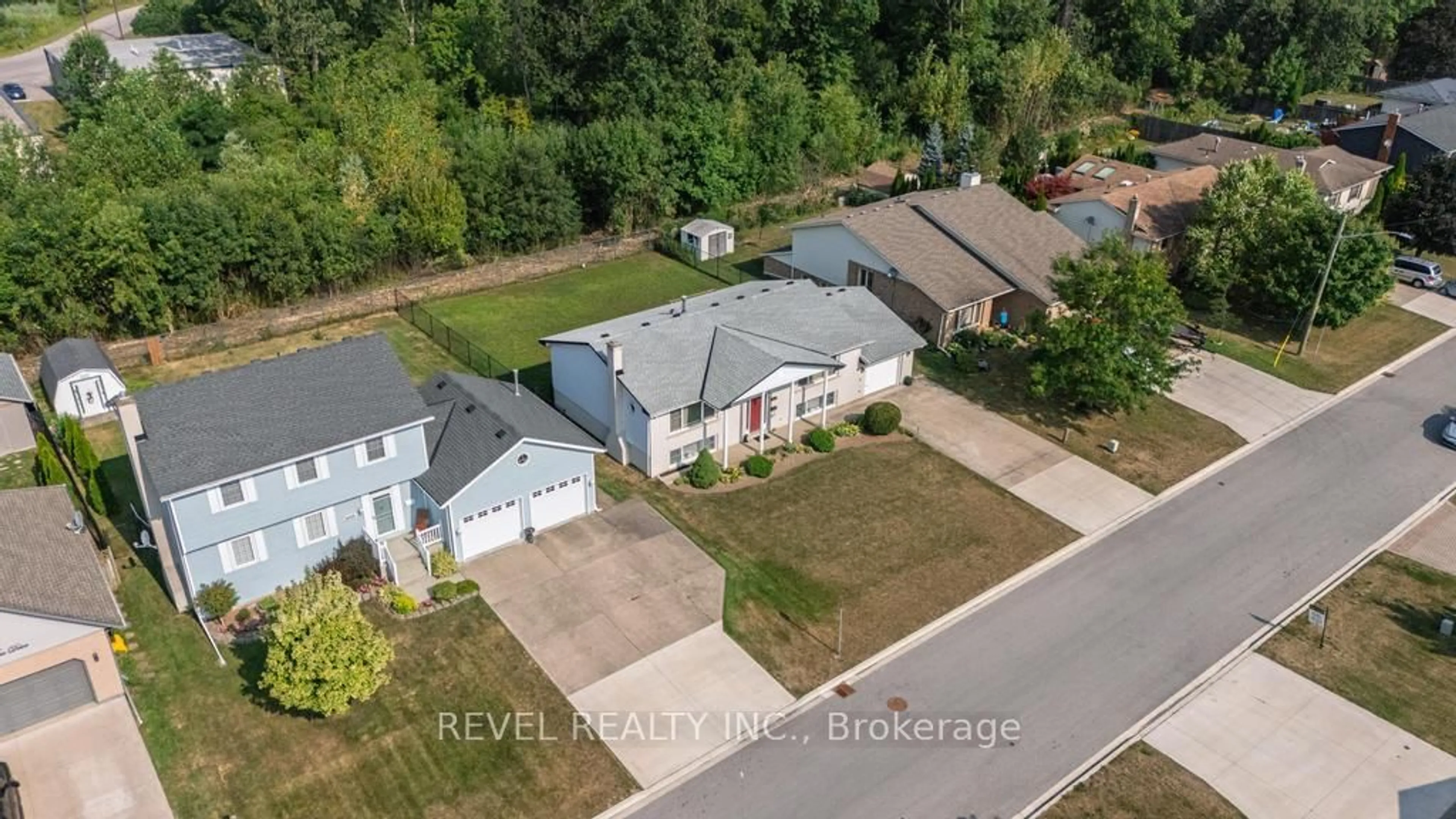 A pic from outside/outdoor area/front of a property/back of a property/a pic from drone, street for 3641 Rapids View Dr, Niagara Falls Ontario L2G 7M8