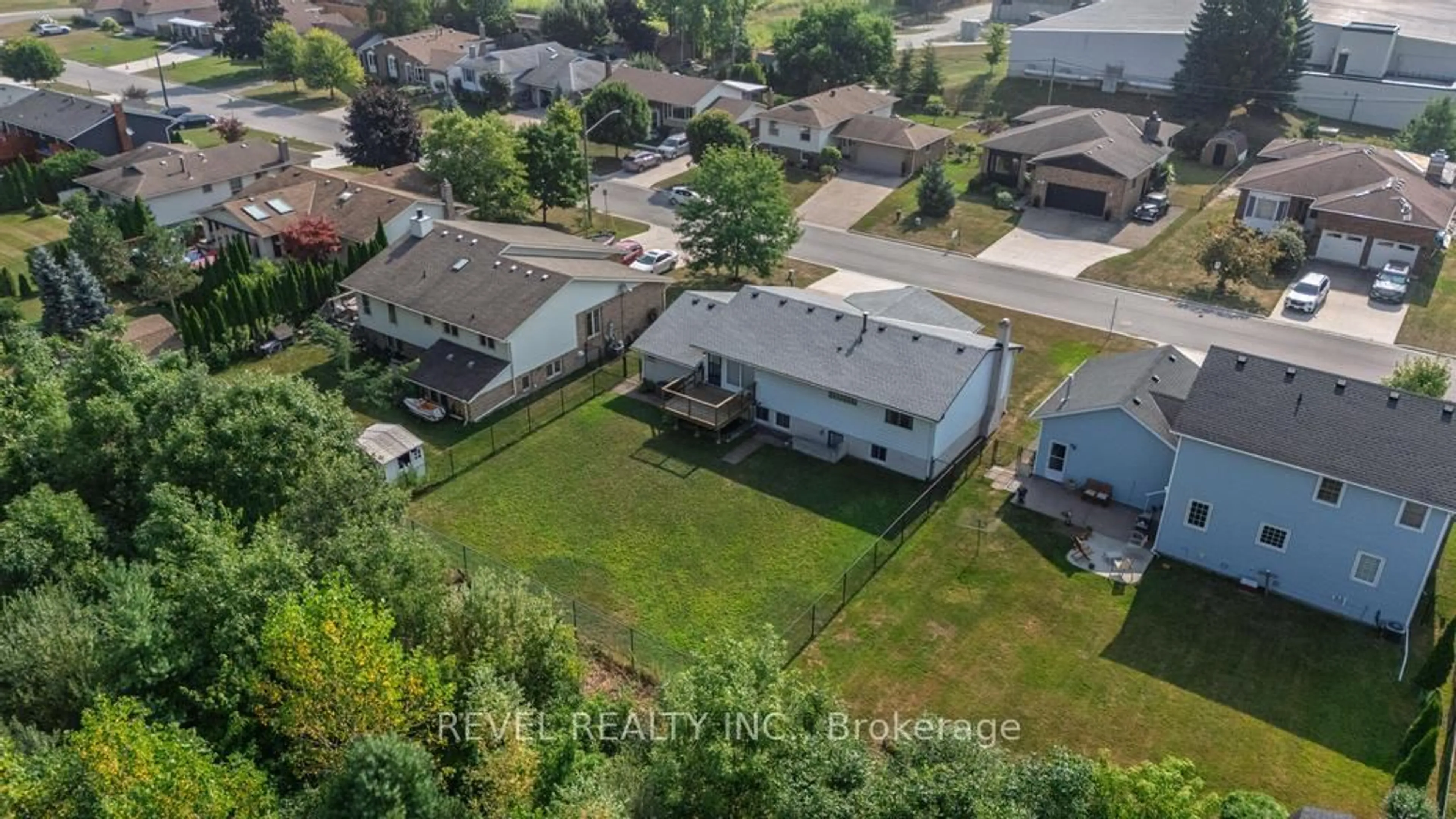 A pic from outside/outdoor area/front of a property/back of a property/a pic from drone, street for 3641 Rapids View Dr, Niagara Falls Ontario L2G 7M8