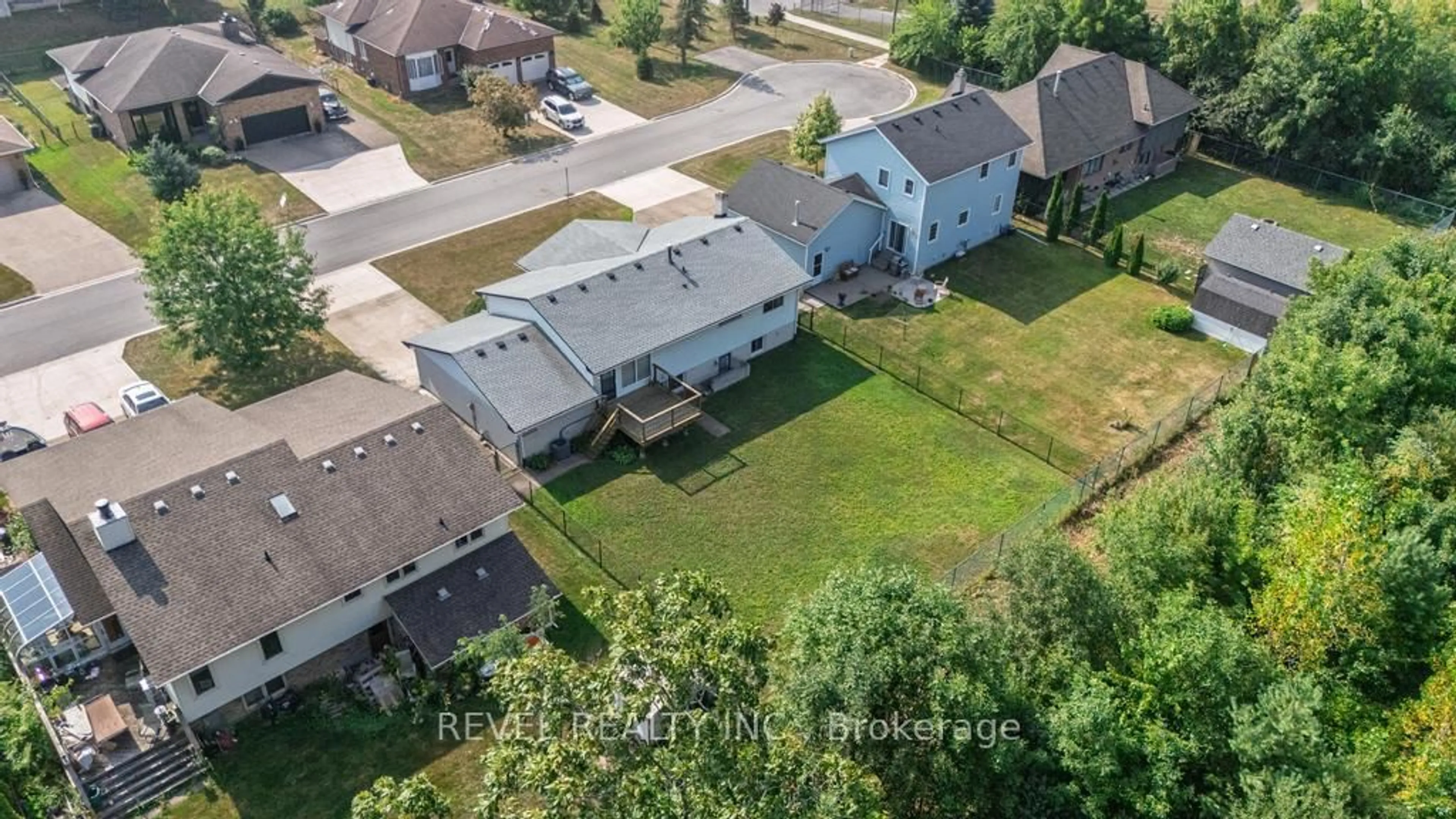 A pic from outside/outdoor area/front of a property/back of a property/a pic from drone, street for 3641 Rapids View Dr, Niagara Falls Ontario L2G 7M8