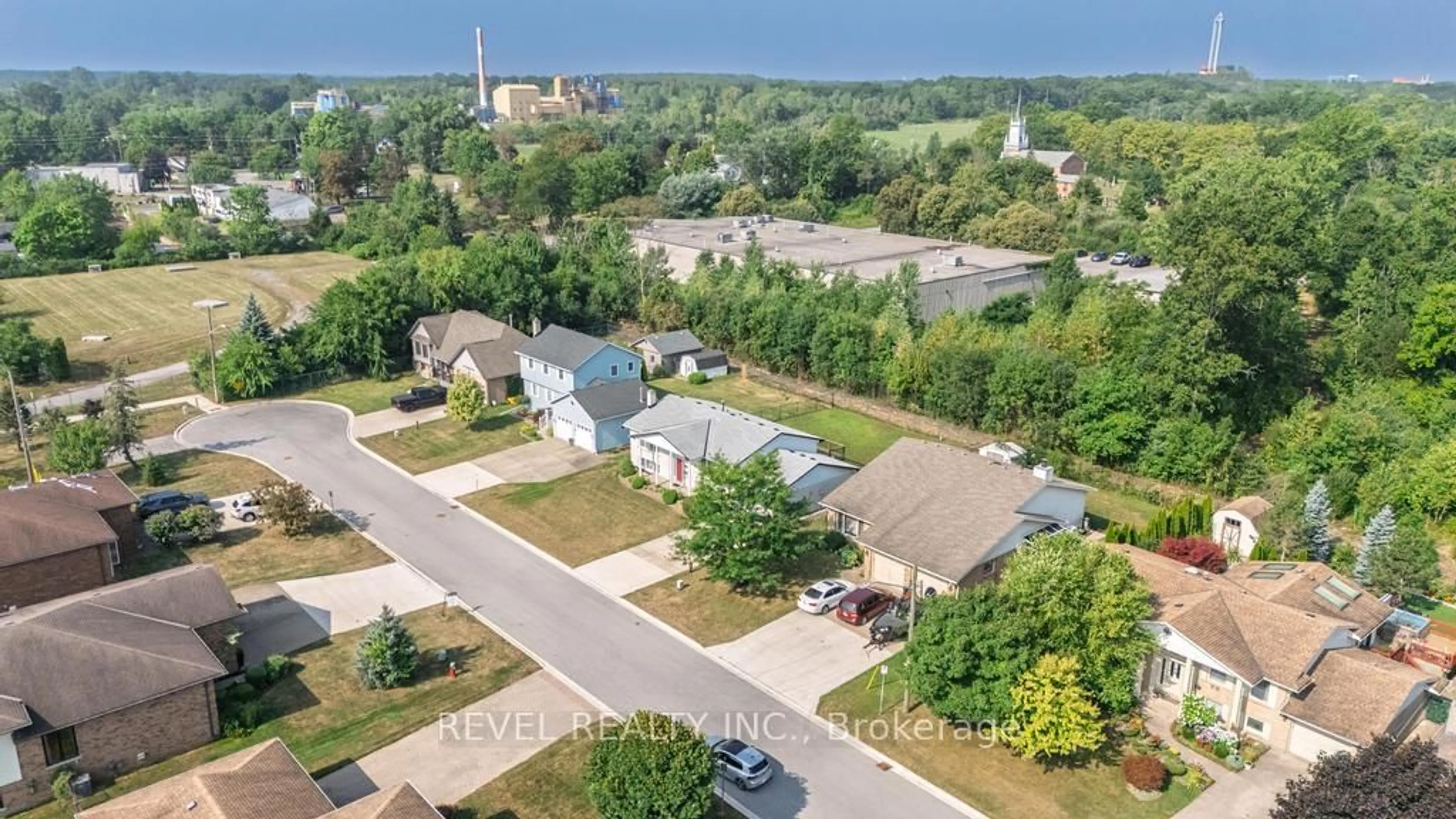 A pic from outside/outdoor area/front of a property/back of a property/a pic from drone, street for 3641 Rapids View Dr, Niagara Falls Ontario L2G 7M8